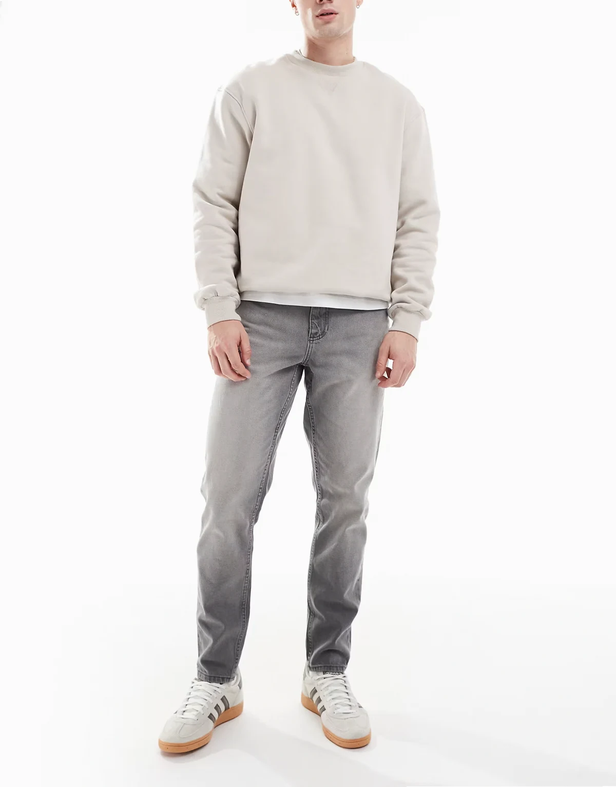 – Schmal zulaufende Jeans in Grau