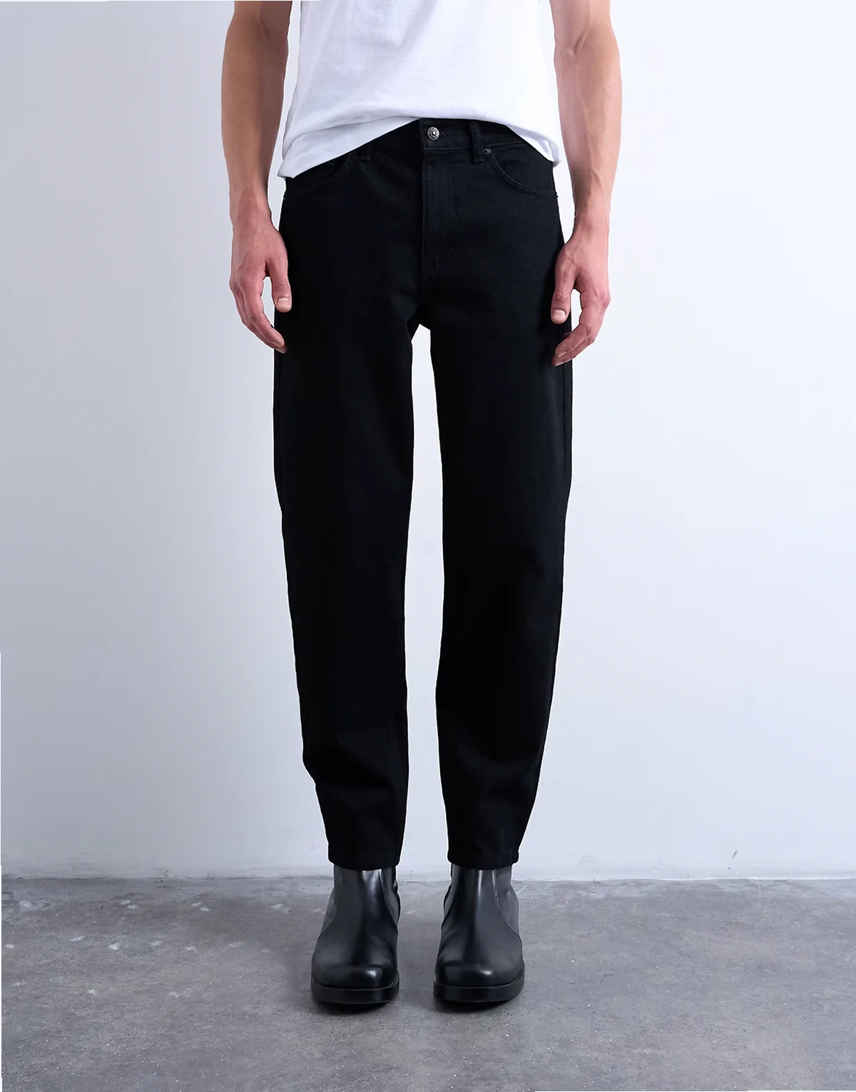– Schmal zulaufende, feste Jeans in Schwarz
