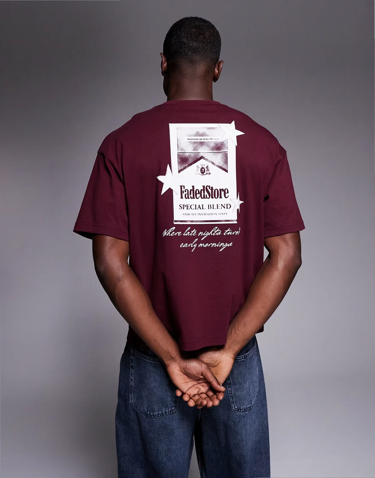 – Czerwony T-shirt z nadrukiem graficznym na plecach