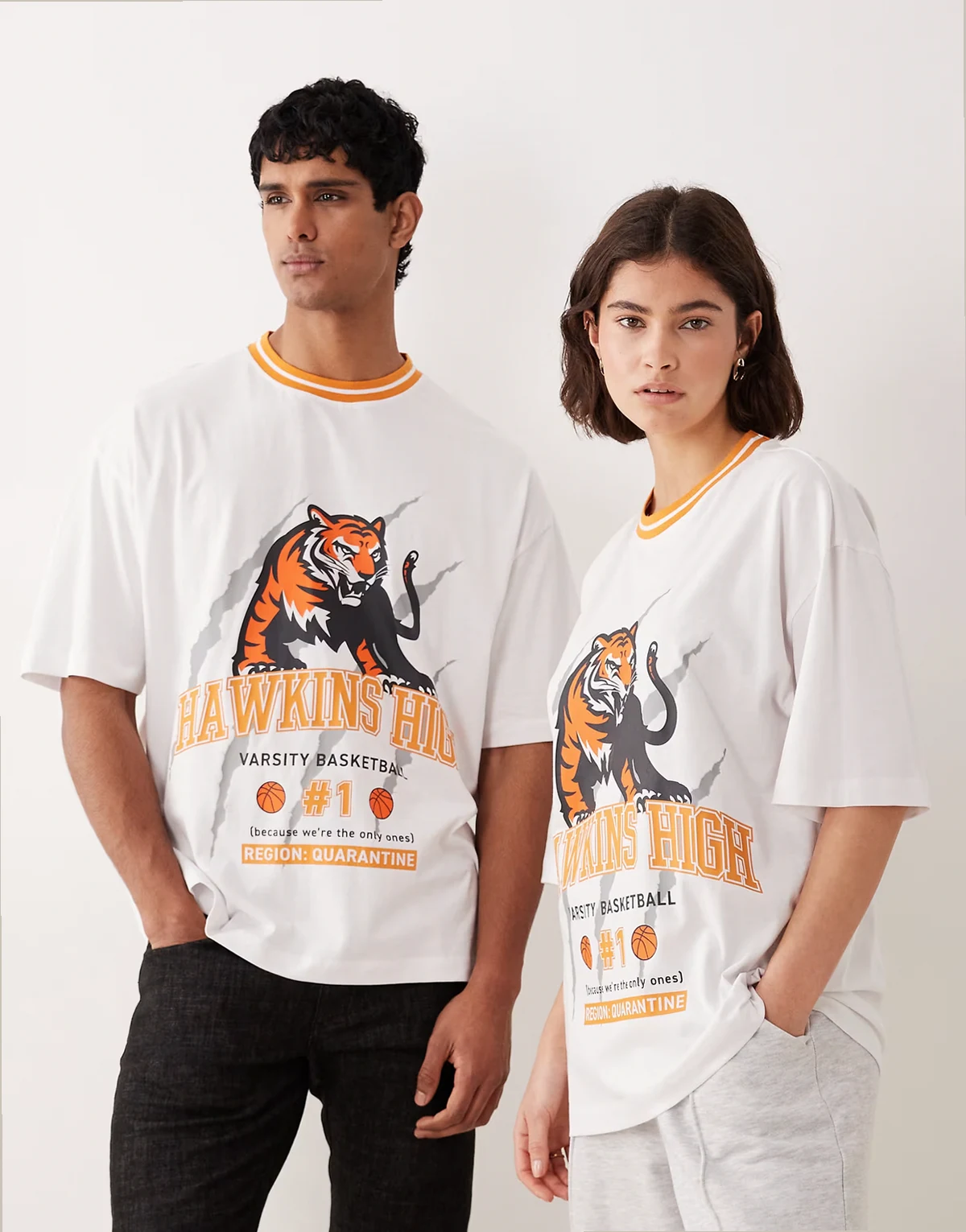 – Unisex-T-Shirt in Weiß mit Oversize-Passform und „Stranger Things“-College-Prints