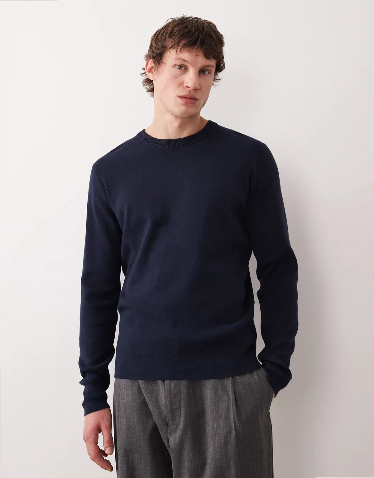 – Essential – Langärmliger Pullover aus Rippstrick in Marineblau mit Rundhalsausschnitt