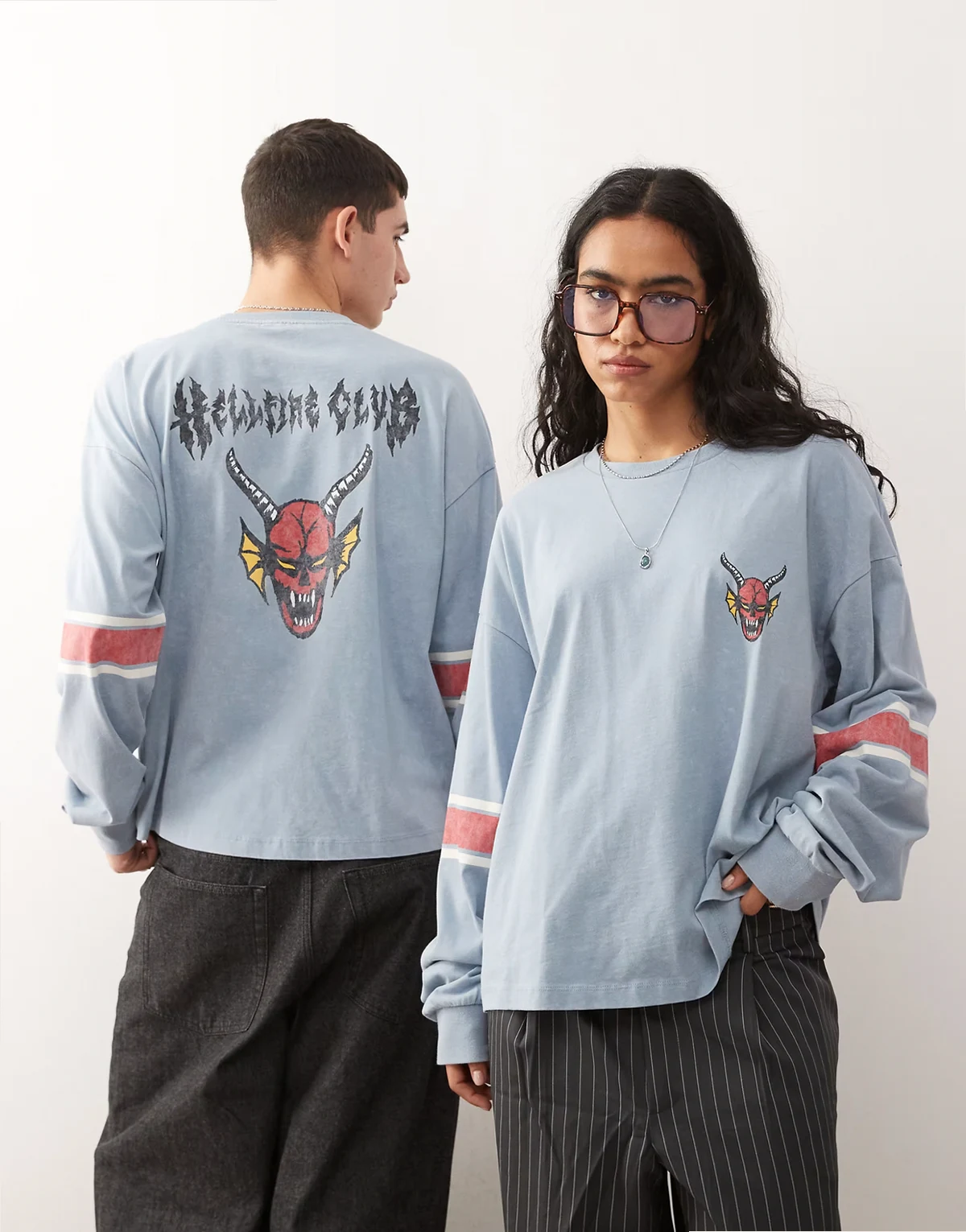 x Stranger Things – Langärmliges Skater-T-Shirt in verwaschenem Grau mit Hellfire-Print und Unisex-Passform