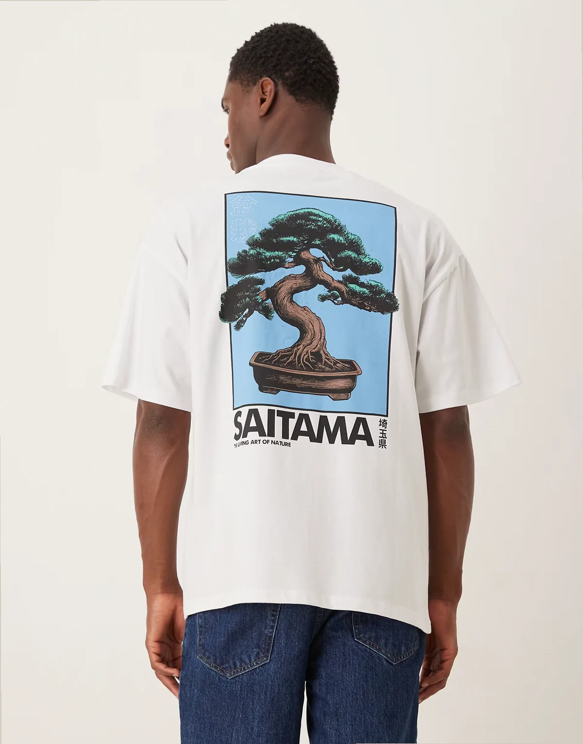 – Biały T-shirt oversize z nadrukiem bonsai na plecach