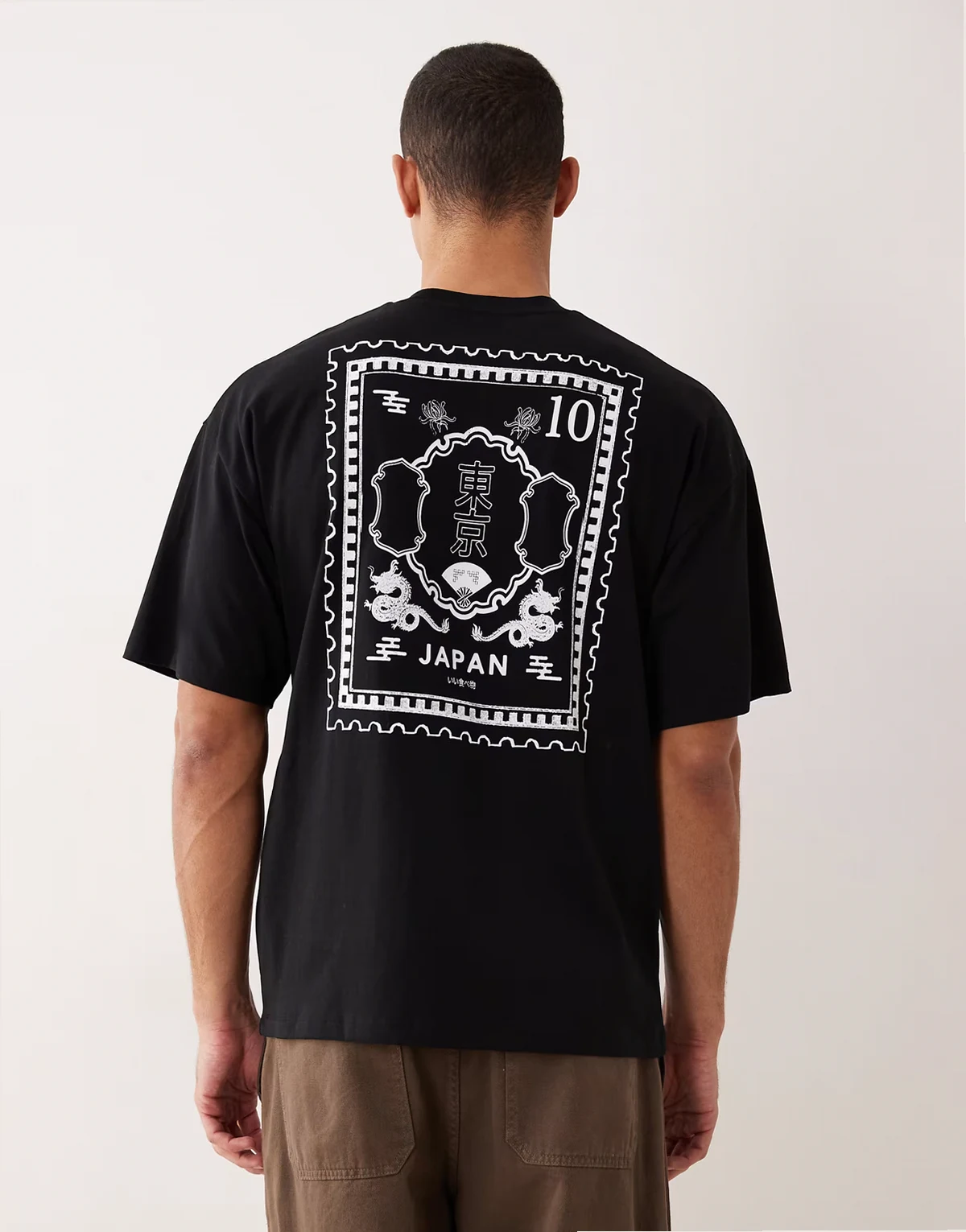 – Czarny T-shirt oversize z nadrukiem z japońskim motywem z tyłu