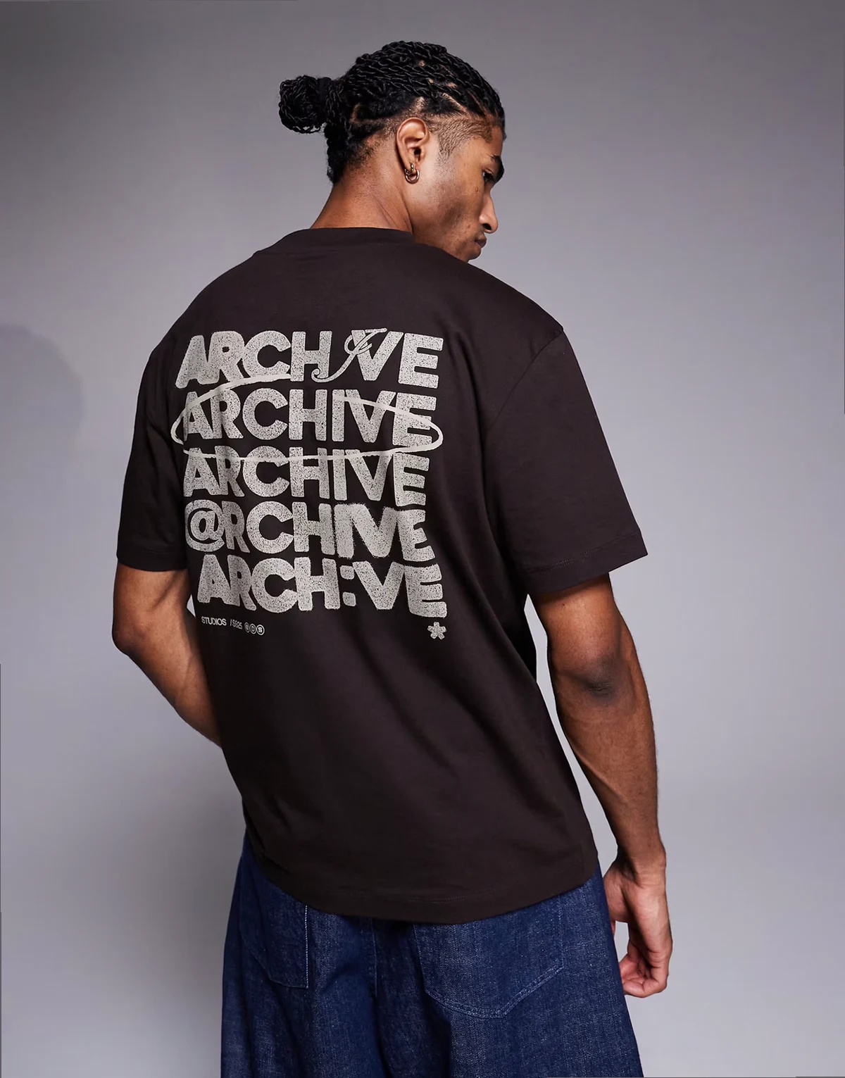 – Locker geschnittenes T-Shirt in Braun mit Archiv-Textgrafik