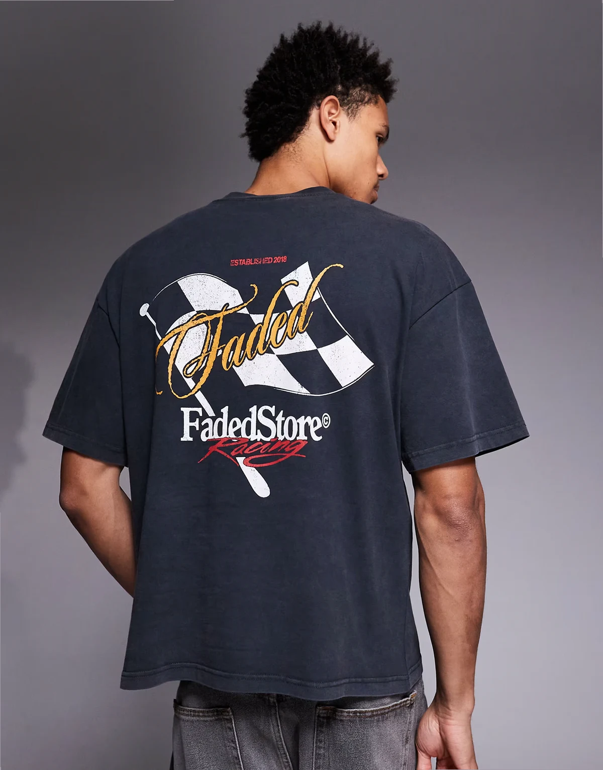 – Czarny T-shirt z nadrukiem flagi na plecach