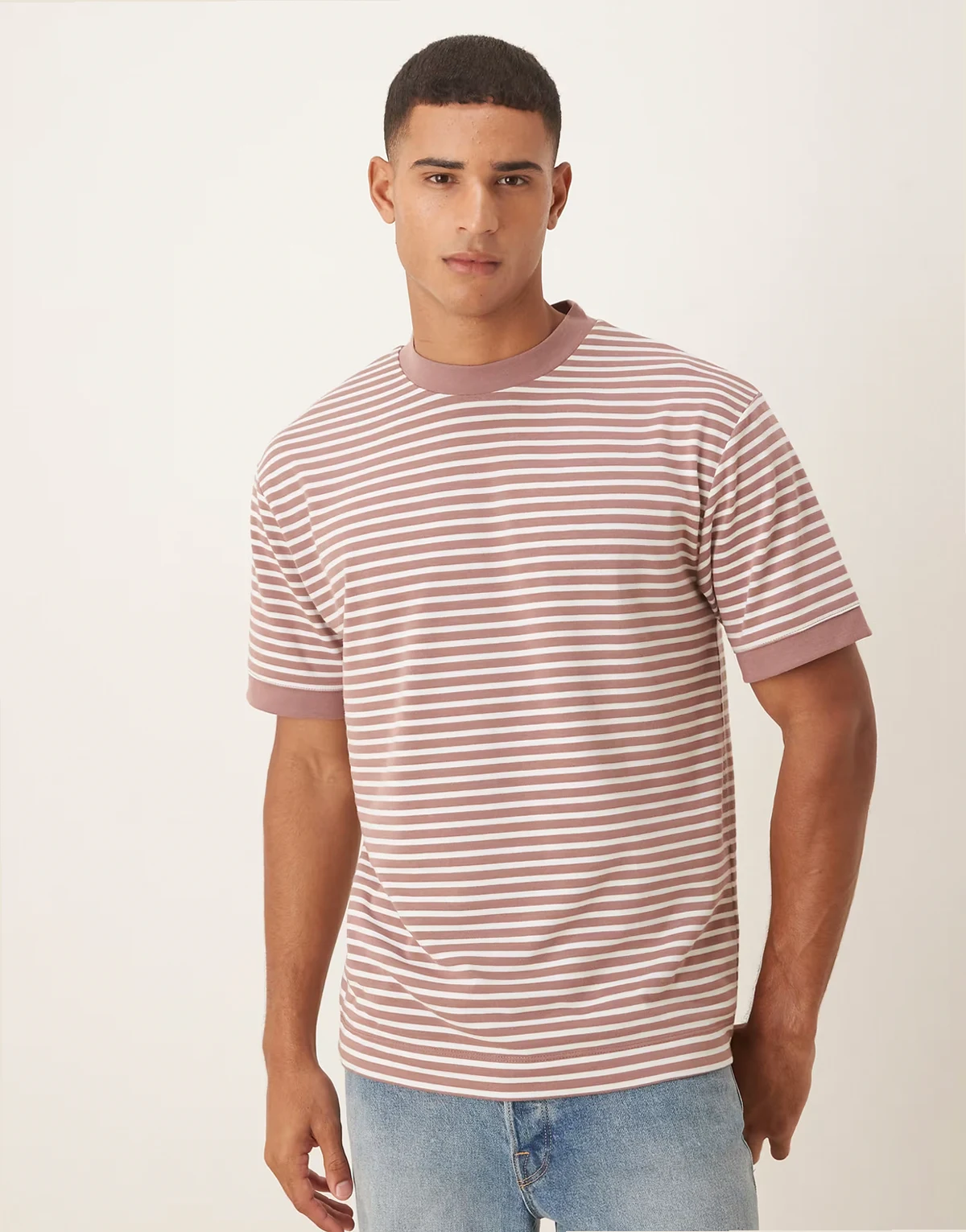 –Schweres Oversize-T-Shirt mit überschnittenen Schultern und Streifen in Rosa und Grau