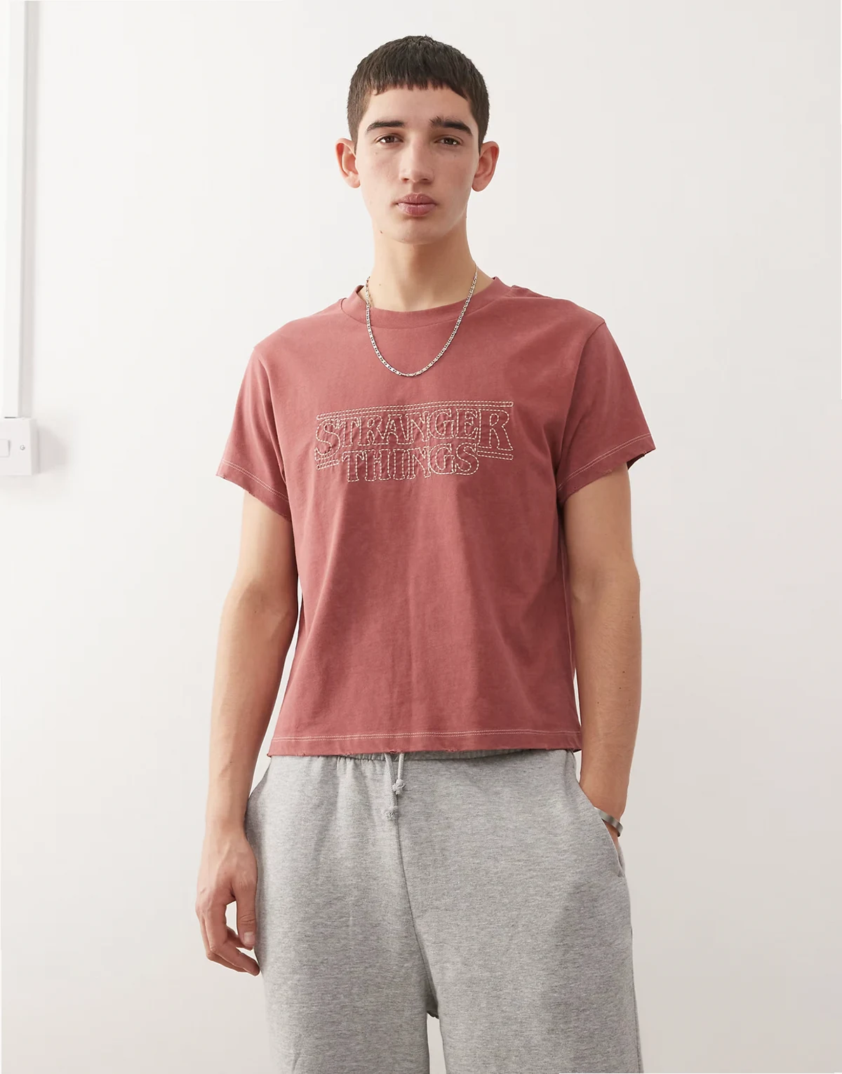 x Stranger Things – Kastiges T-Shirt in verwaschenem Rot mit Logostickerei