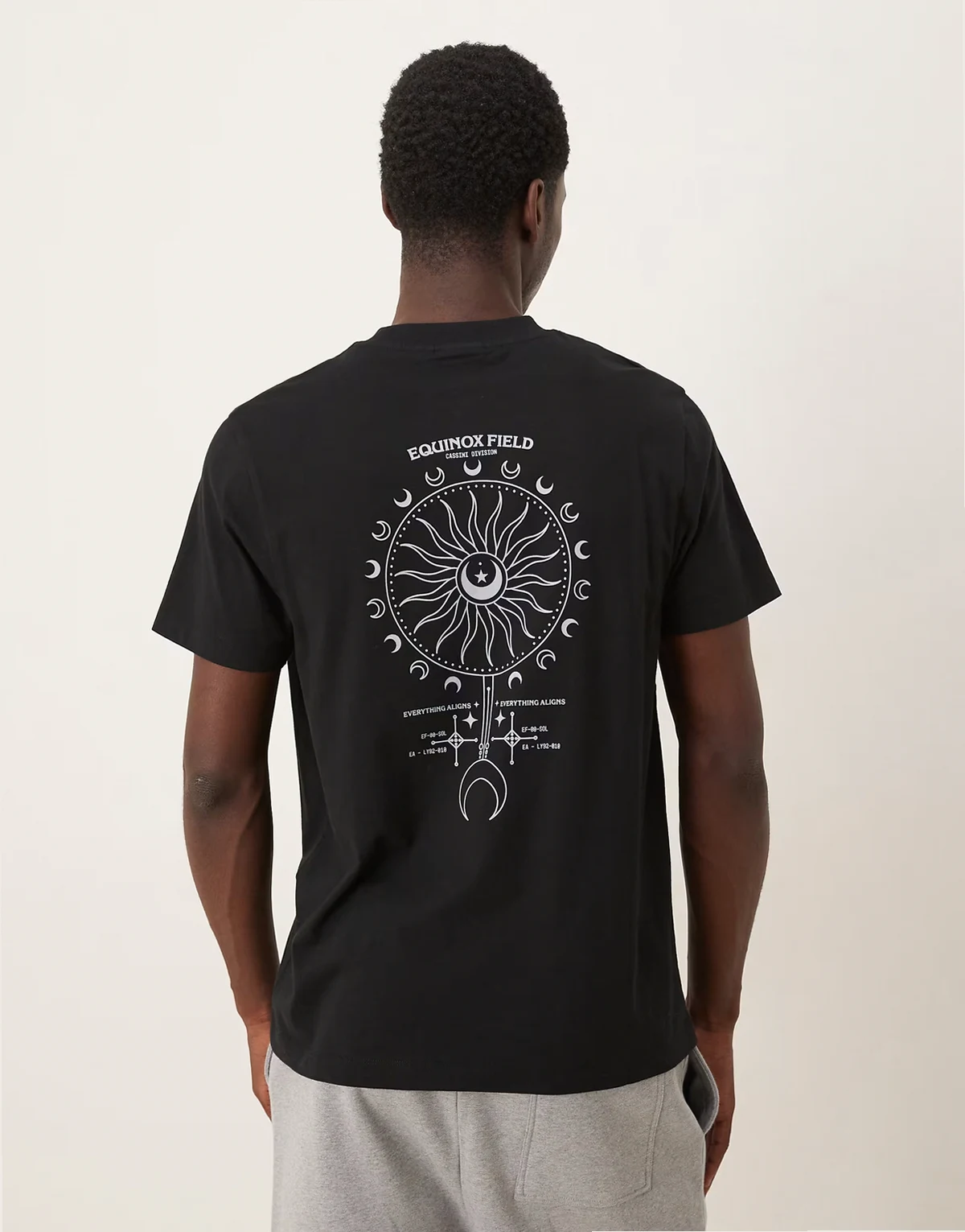 – T-Shirt in Schwarz mit Himmelskörper-Print entlang der Wirbelsäule