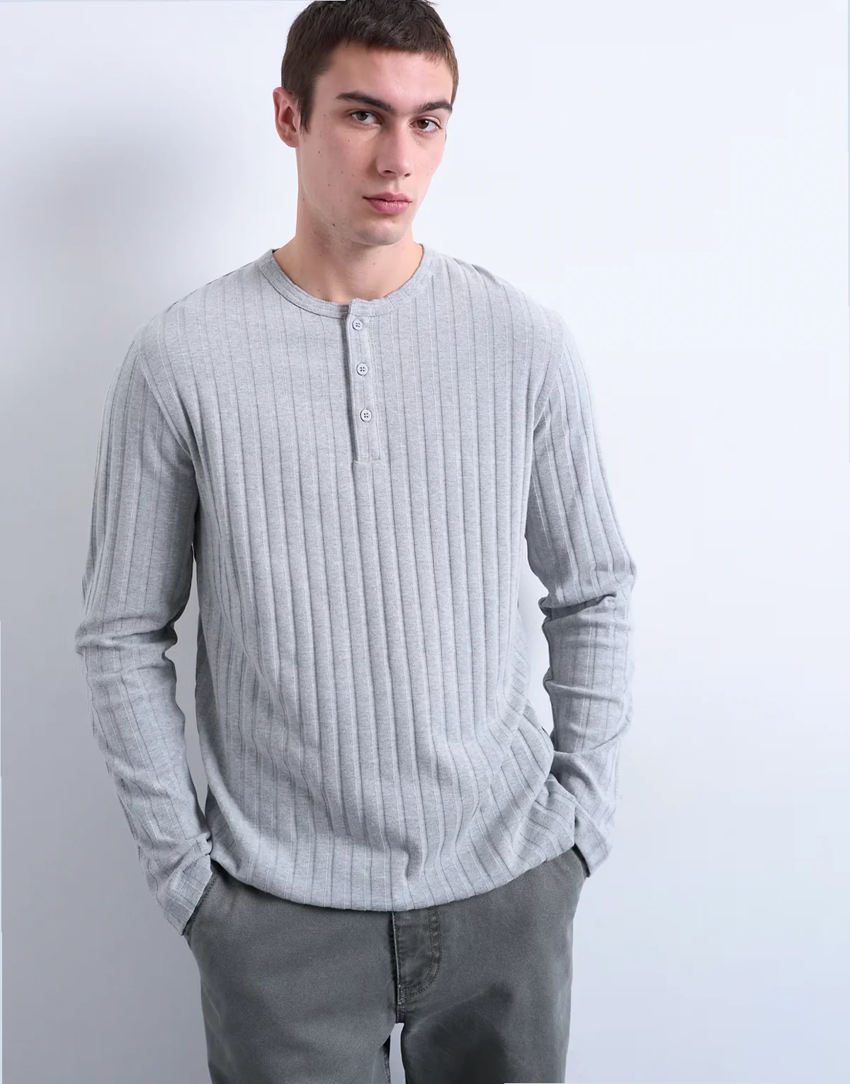 – Langärmliges, geripptes Henley-T-Shirt in Grau