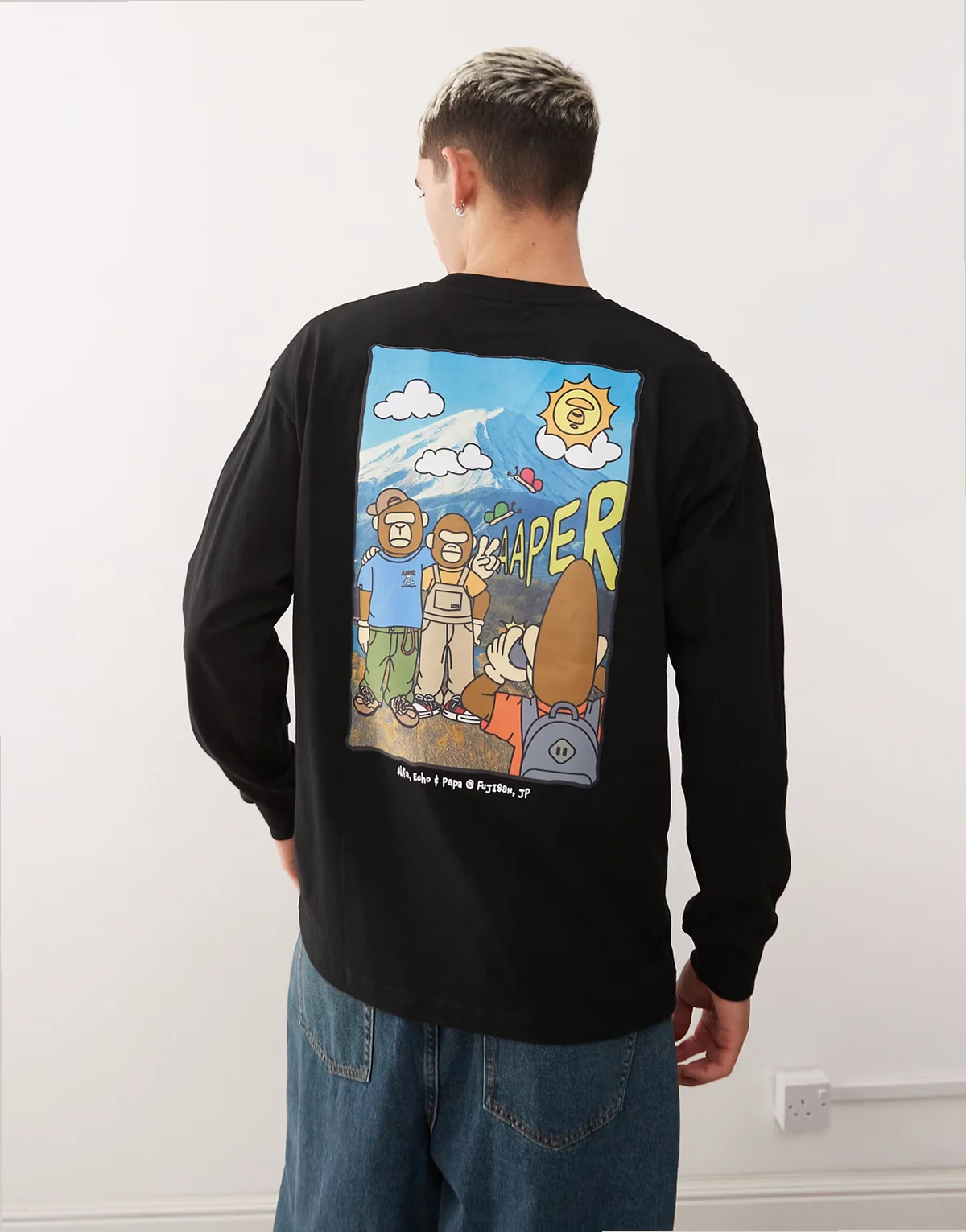 – Langärmliges Boxy-Fit-T-Shirt in Schwarz mit Bergprint am Rücken