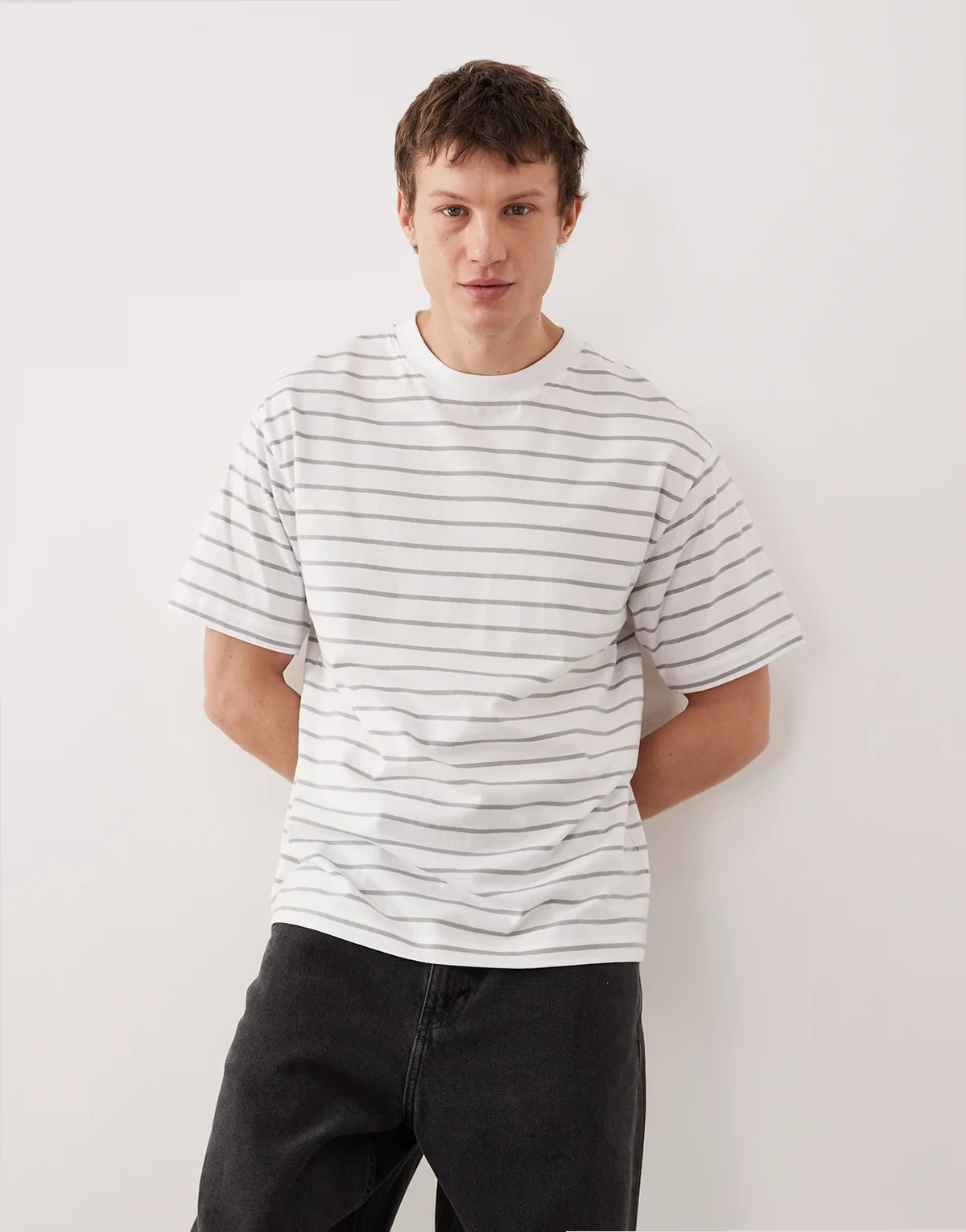 – T-shirt o luźnym kroju w biało-szare paski