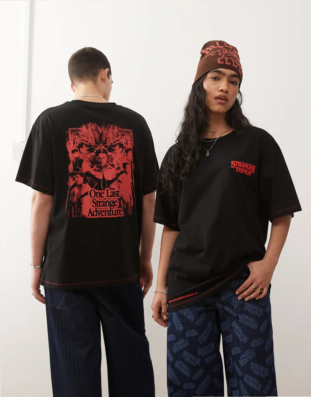 x Stranger Things – Unisex-T-Shirt in Schwarz mit Serienfiguren-Print auf dem Rücken und Oversize-Schnitt