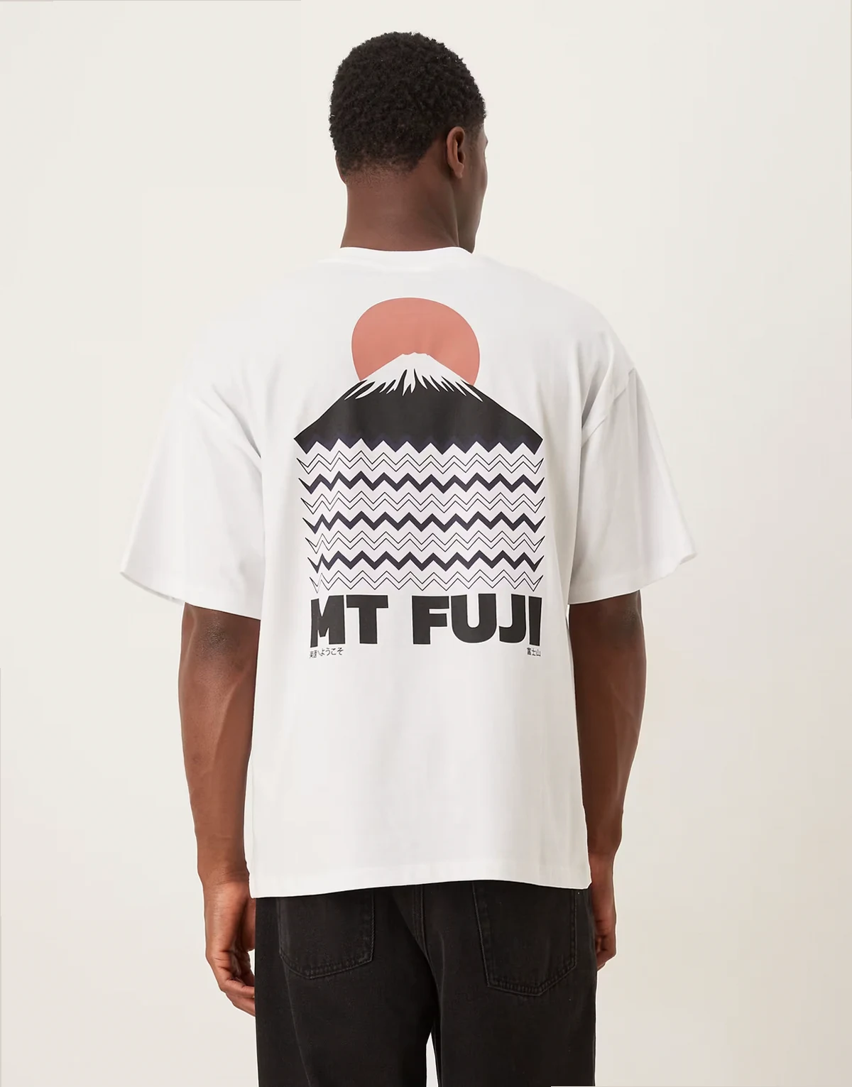 – Biały T-shirt oversize z nadrukiem góry Fuji na plecach