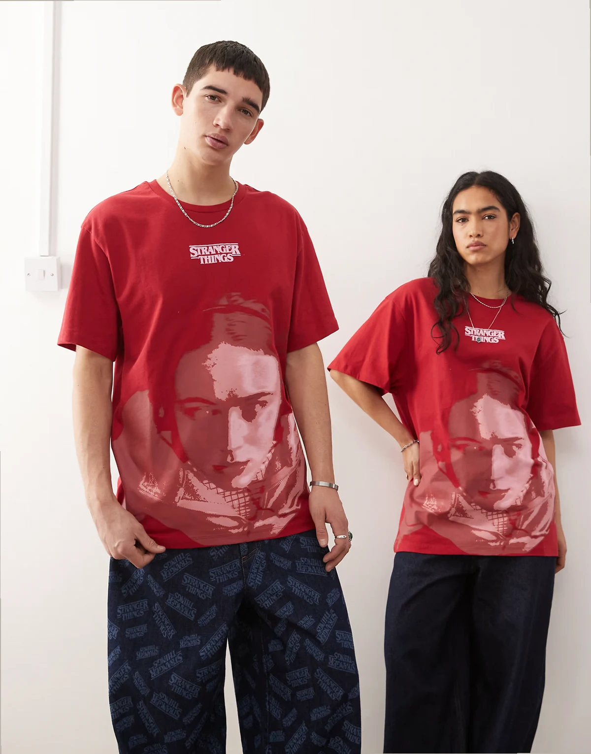 x Stranger Things – Unisex-T-Shirt in Rot mit Max-Print und Oversize-Schnitt