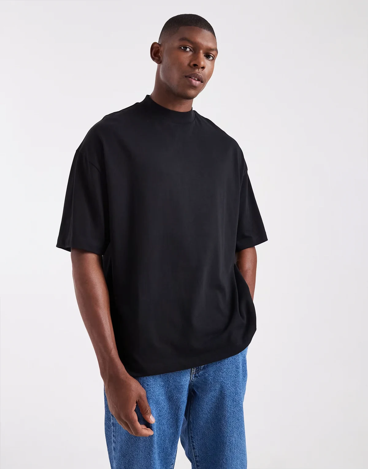 – Schweres, hochgeschlossenes Oversize-T-Shirt in Schwarz