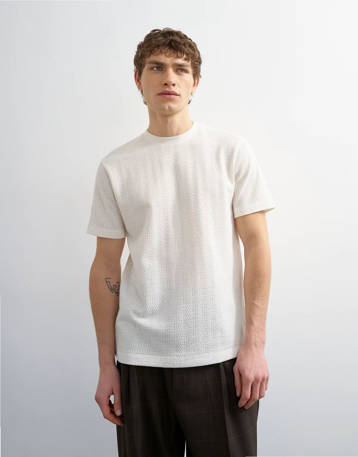 – Strukturiertes T-Shirt in Cremeweiß mit klassischer Passform
