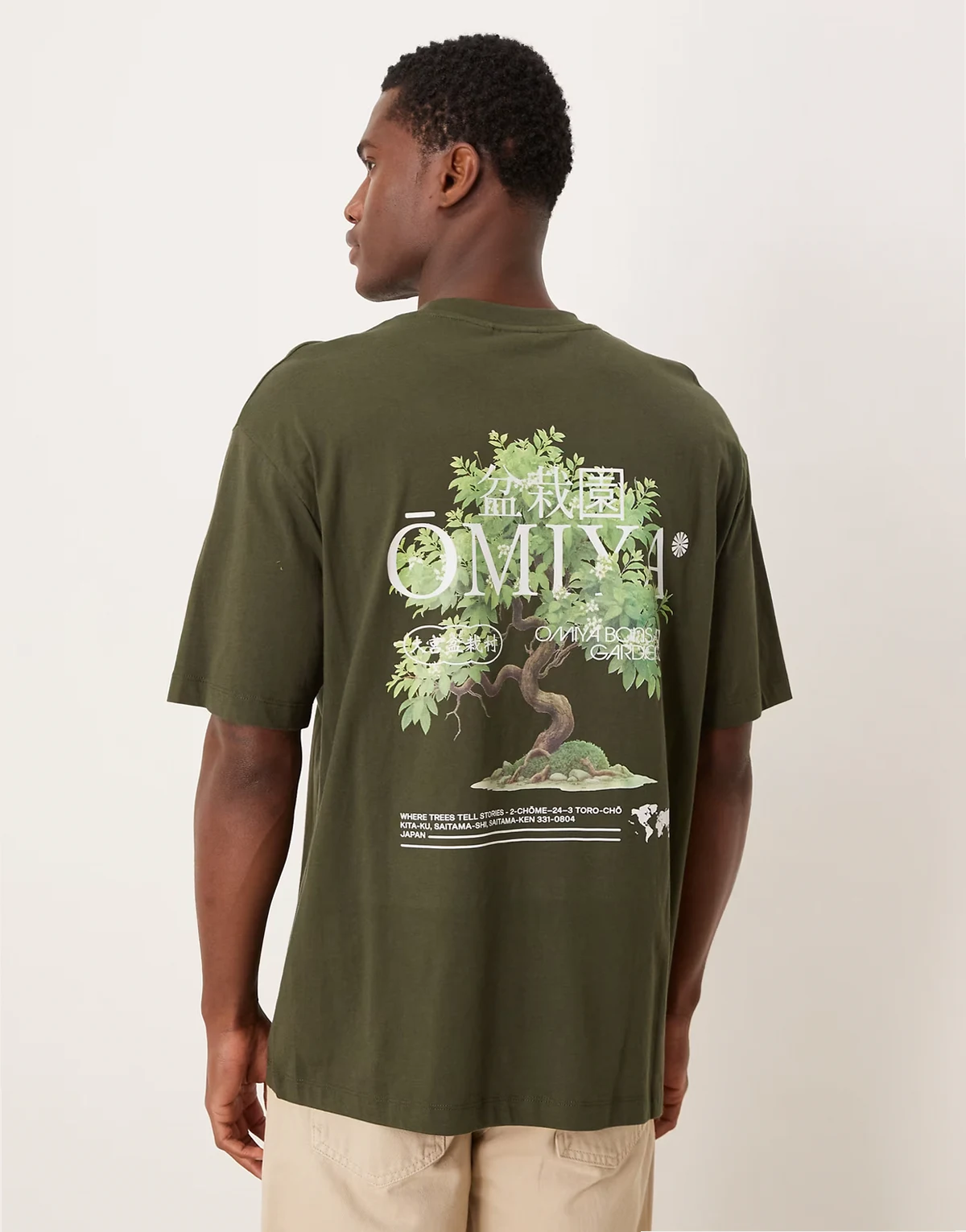 – Ciemnozielony T-shirt o luźnym kroju z nadrukiem bonsai
