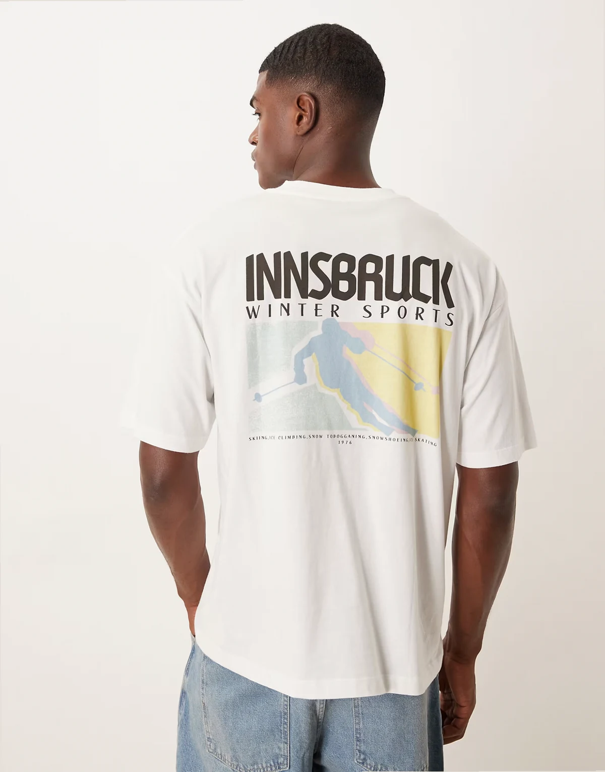 – Biały T-shirt oversize ze sportową grafiką z motywem nart
