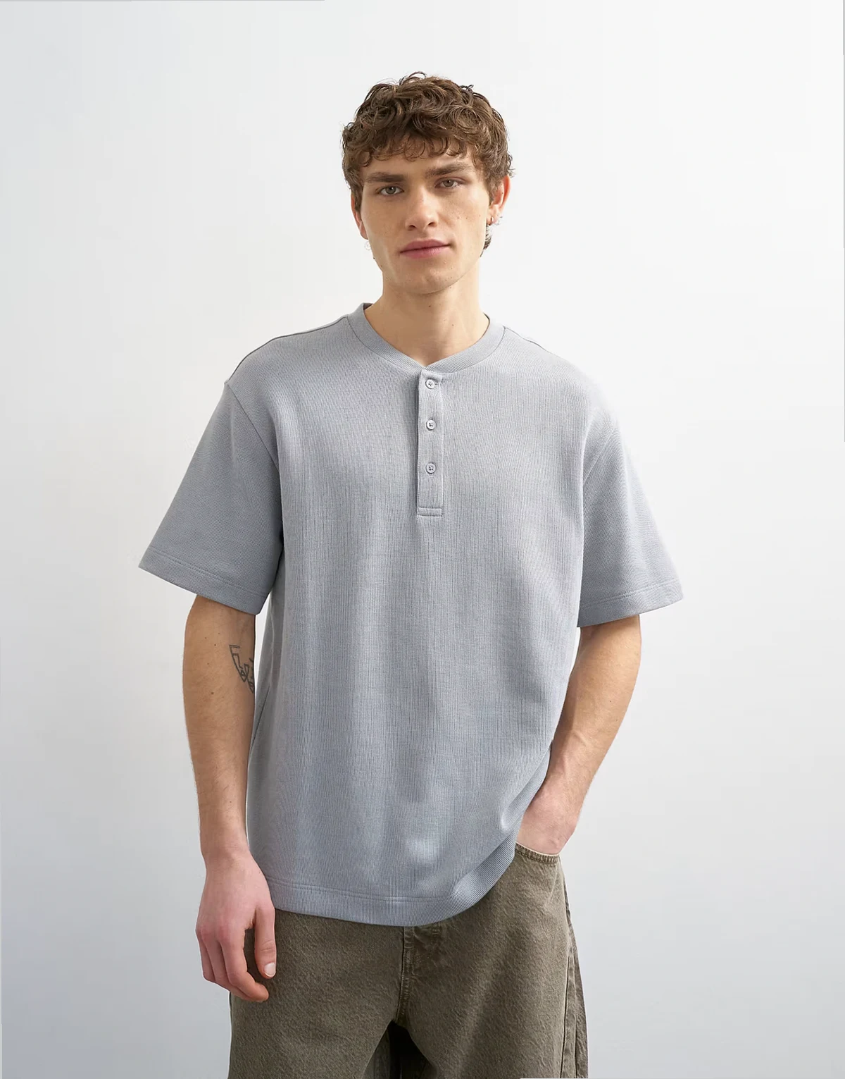 – Schweres Relaxed-Fit-T-Shirt in Grau mit Henley-Ausschnitt