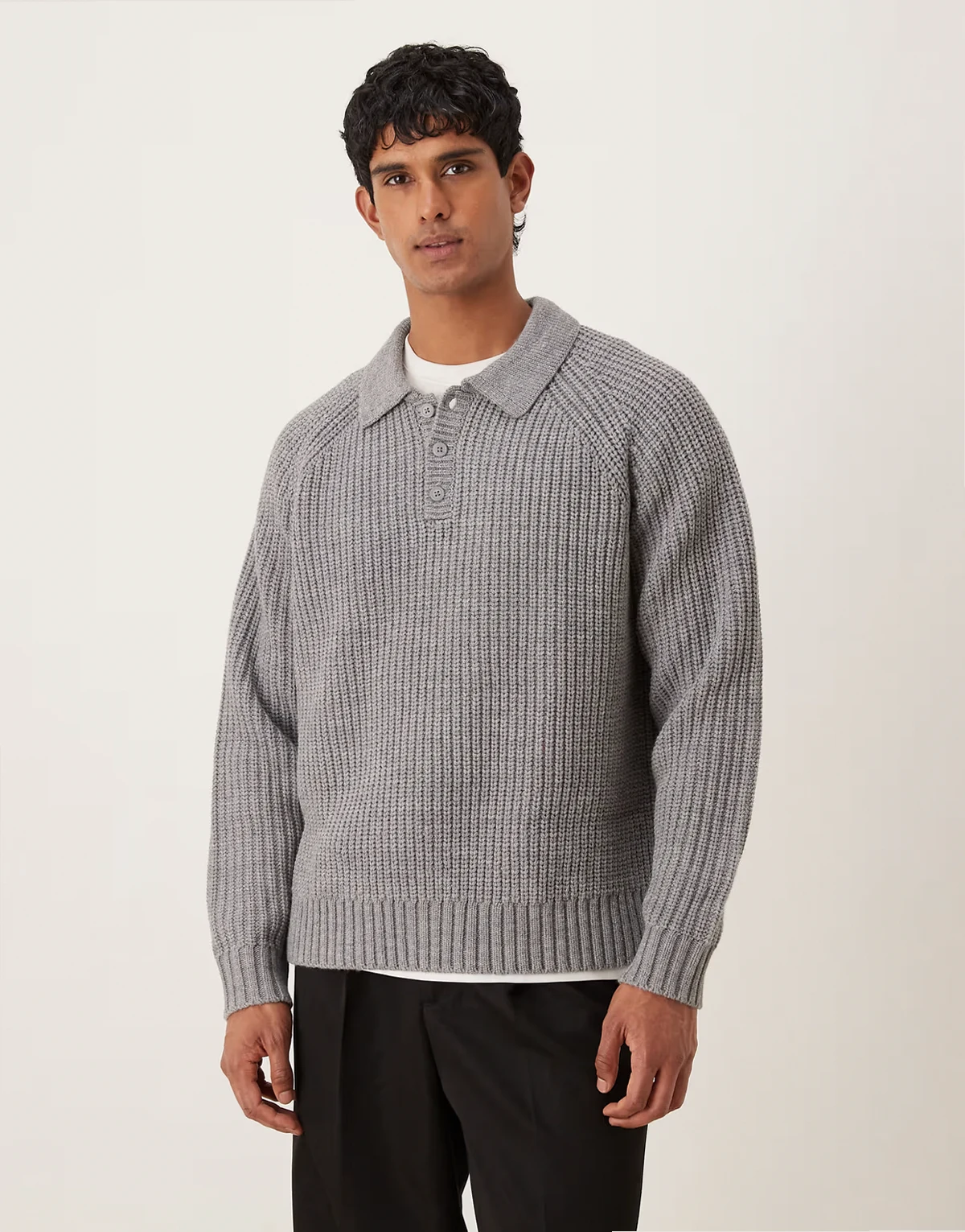 – Gerippter Oversize-Strickpullover aus schwerem Wollmix in Grau meliert mit Polokragen