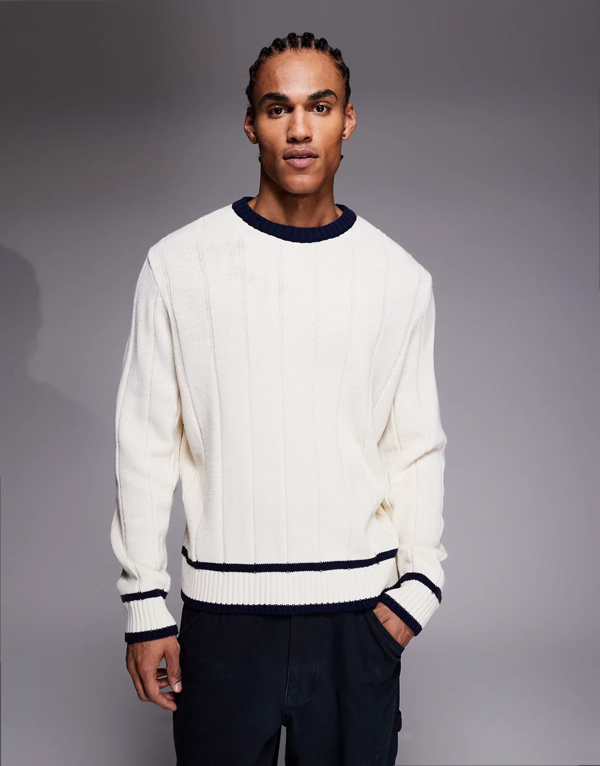 – Oversize-Strickpullover in Ecru mit breiter Rippenstruktur und Zierstreifen in Marineblau