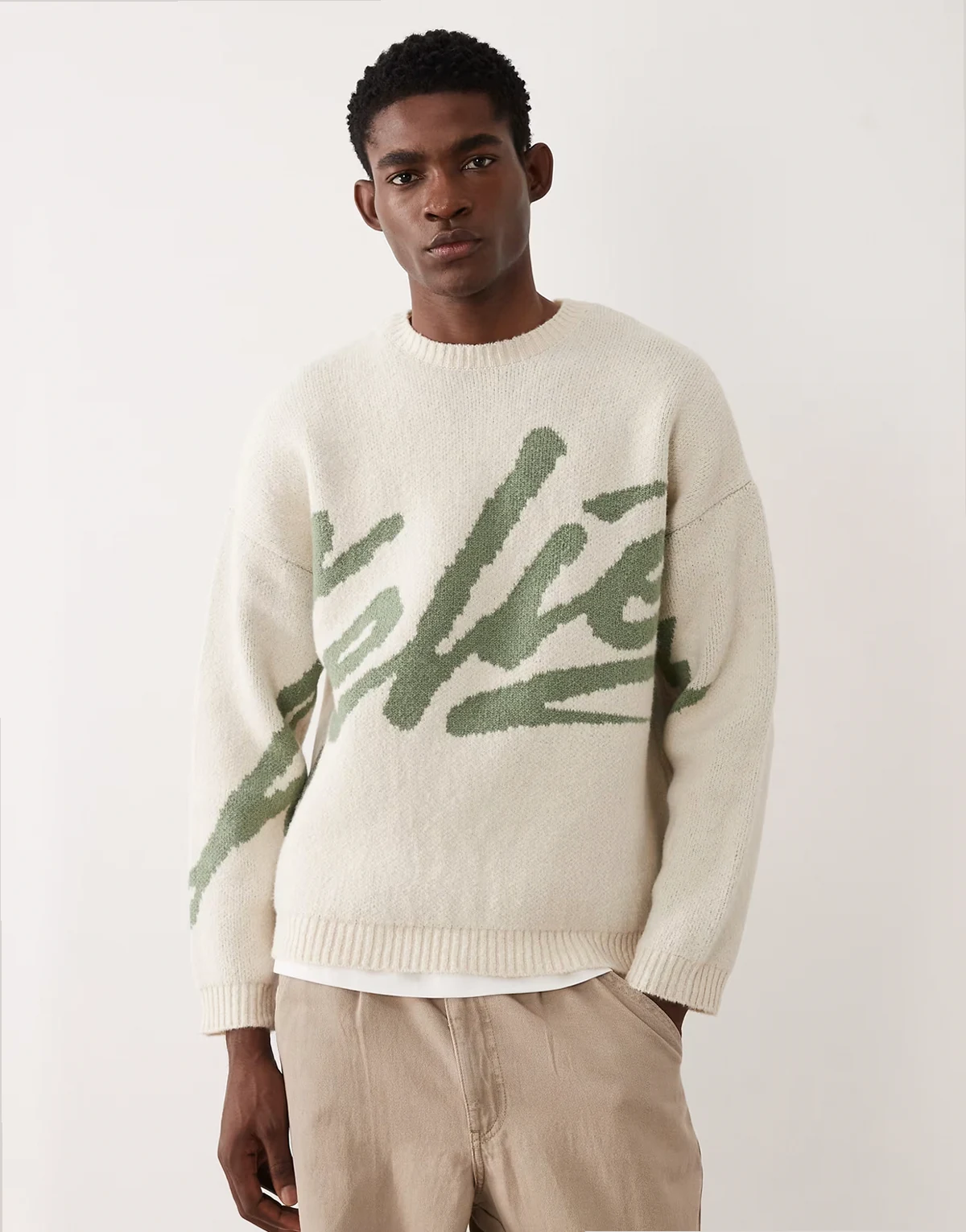 – Oversize-Strickpullover in Ecru und Salbeigrün mit „Atelier“-Schriftzug
