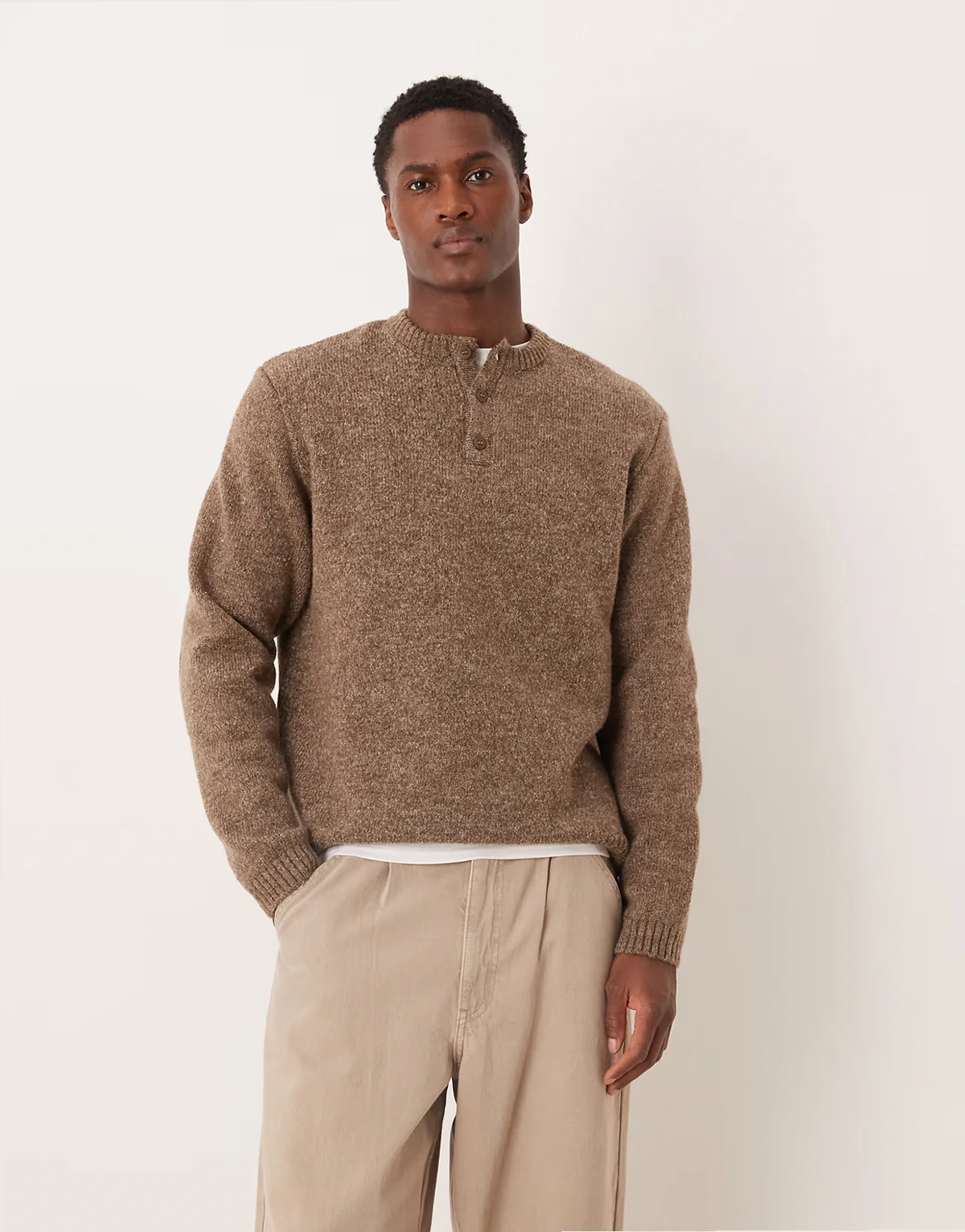 – Strickpullover in Braun mit Henley-Ausschnitt und lockerem Schnitt