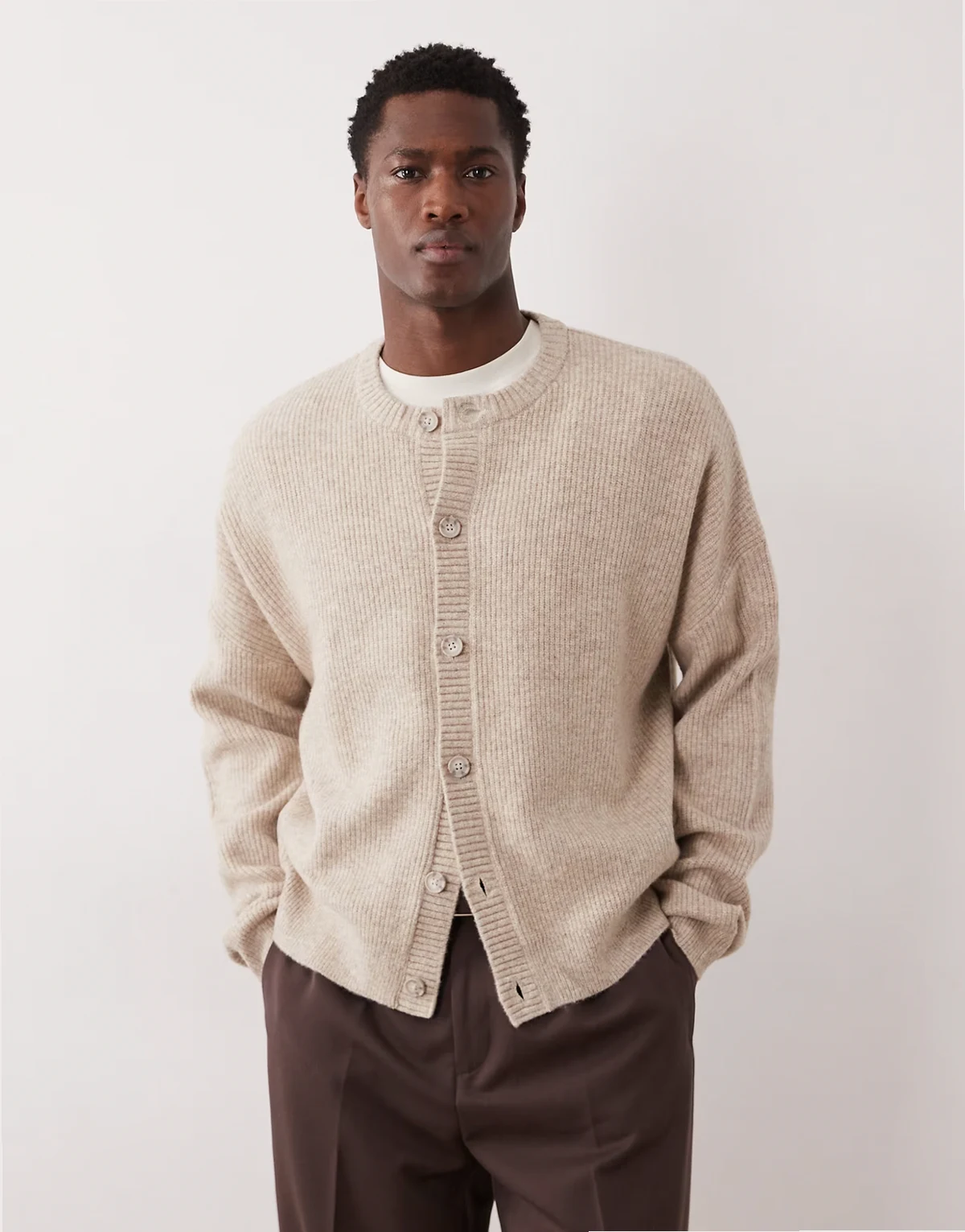 – Oversize-Strickjacke aus Wollmix in Hellbeige mit Patentmuster und Rundhalsausschnitt