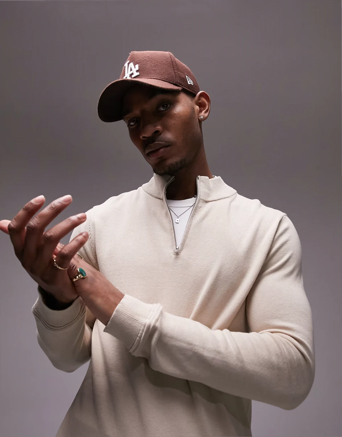 – Essentials – Pullover in Steinbeige mit kurzem Reißverschluss