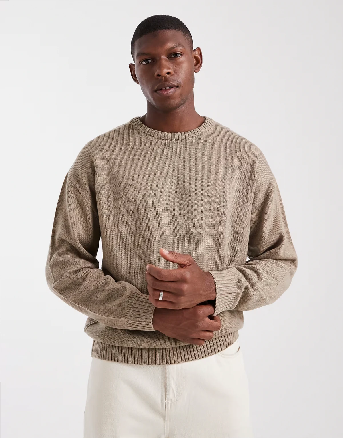 – Jasnoszary luźny sweter dzianinowy z okrągłym dekoltem