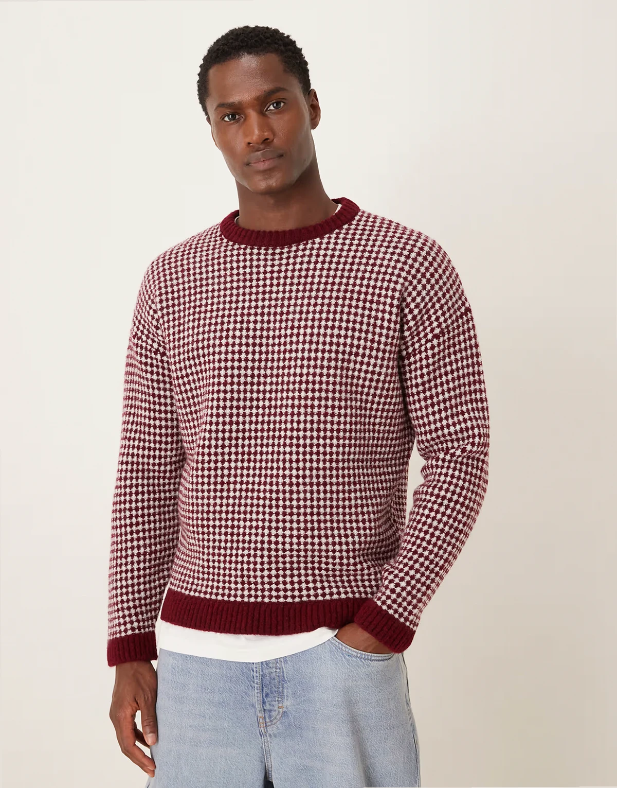 – Relaxed Fit Strickpullover in Burgunderrot mit Rundhalsausschnitt und Streifen