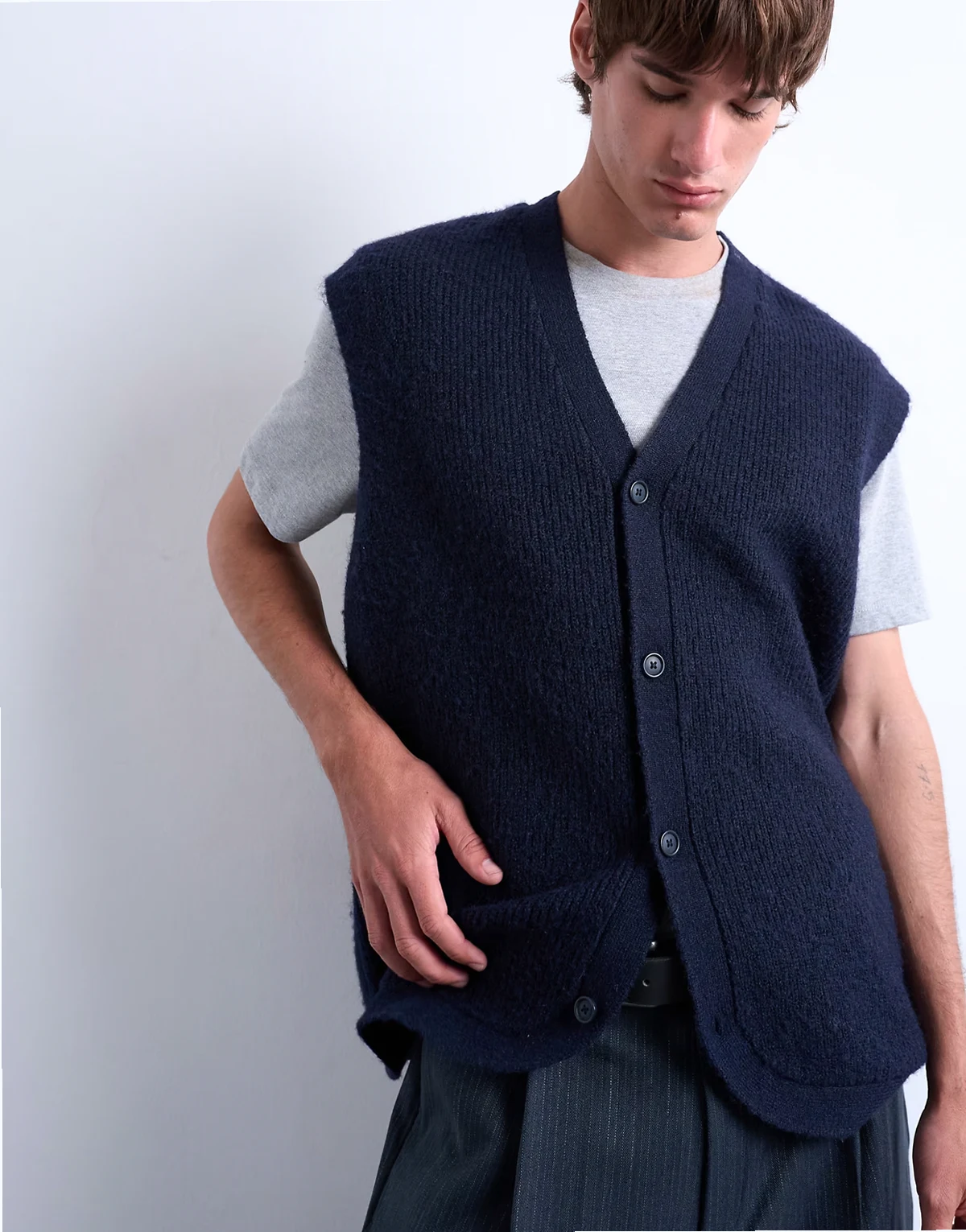 – Oversize-Strickpullunder in Marineblau mit durchgehender Knopfleiste
