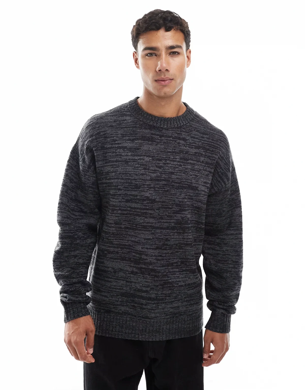 – Szaroczarny puszysty sweter oversize