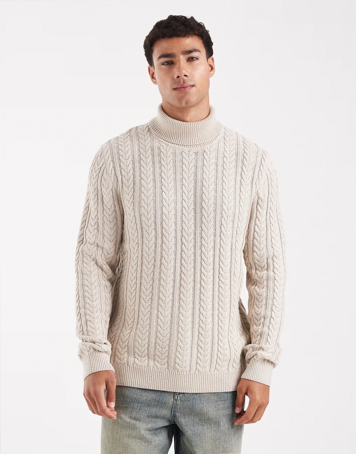 Premium – Beżowy sweter z golfem z dzianiny o warkoczowym splocie