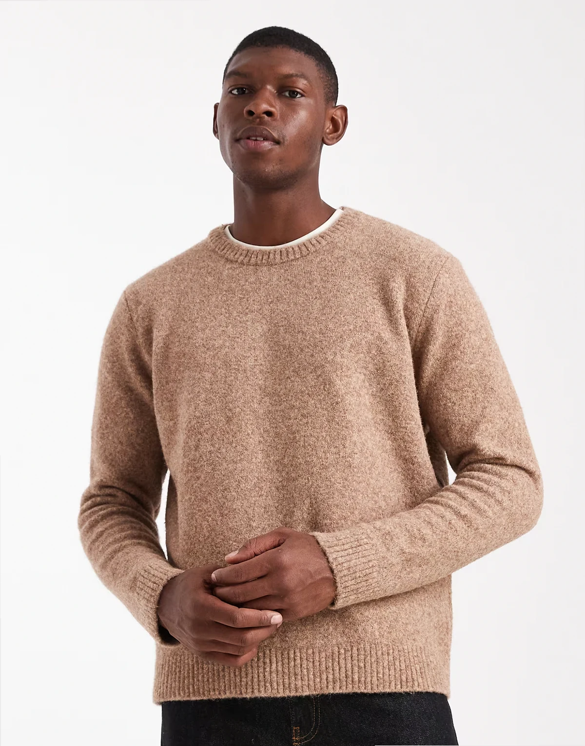 – Relaxed-Fit-Strickpullover in hellbraun meliert mit Rundhalsausschnitt