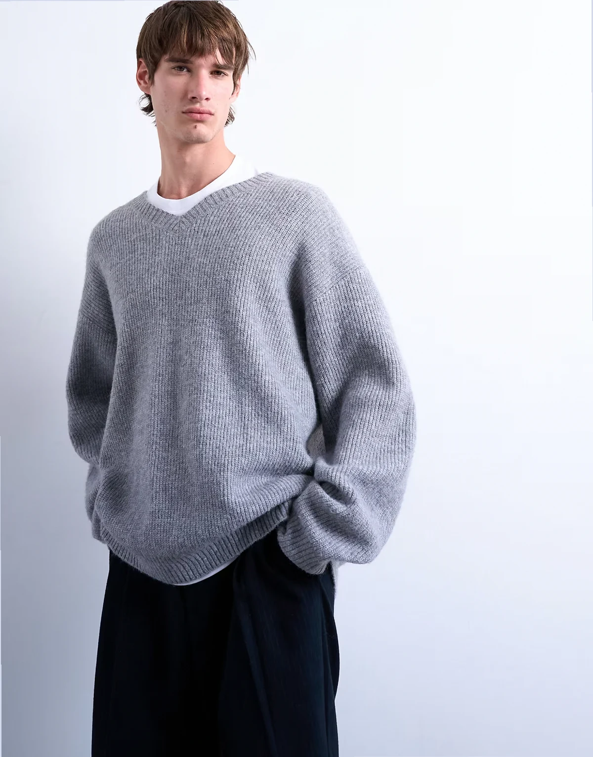– Oversize-Pullover in Grau mit V-Ausschnitt