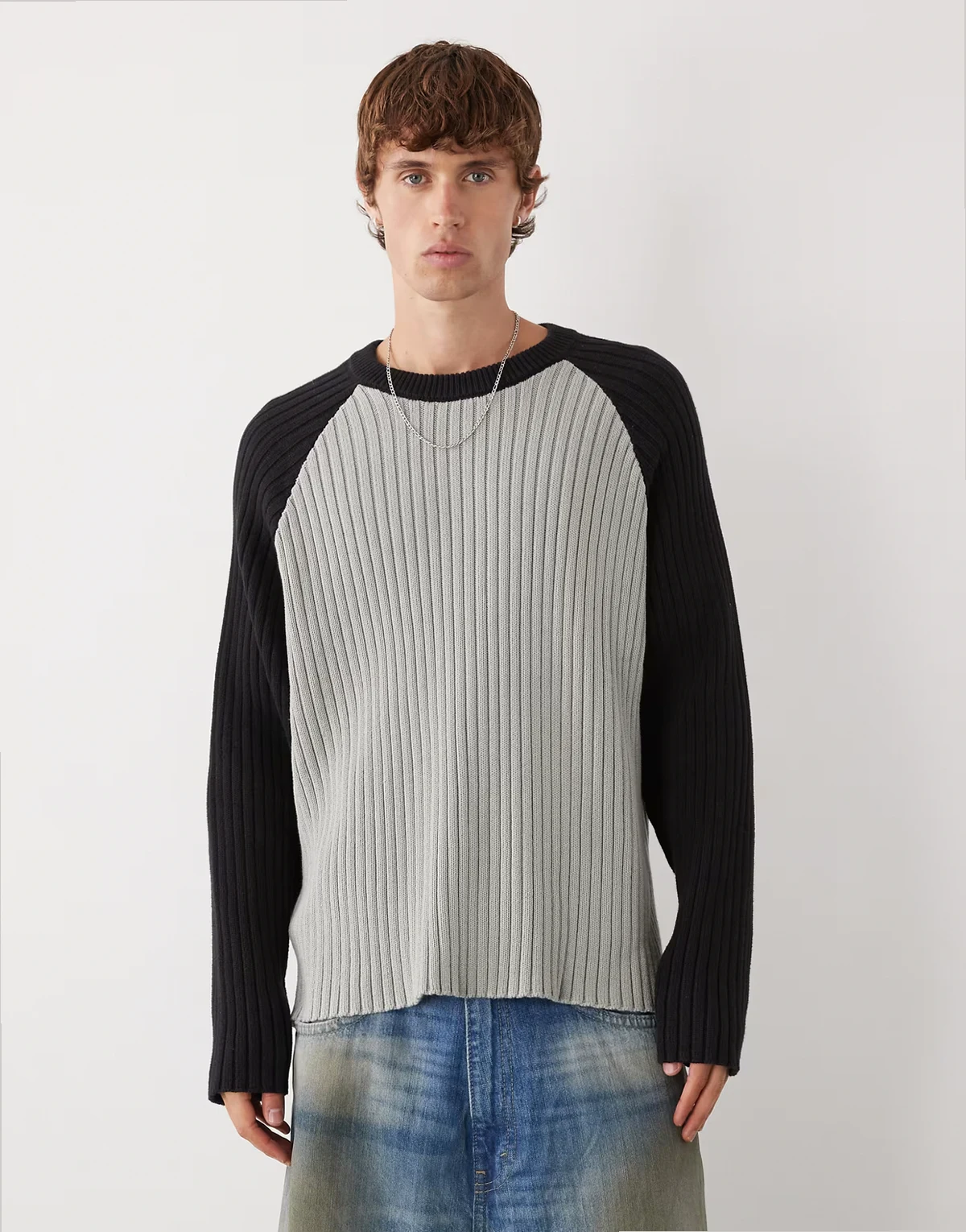 – Kastiger Pullover in Schwarz und Grau mit Raglanärmeln