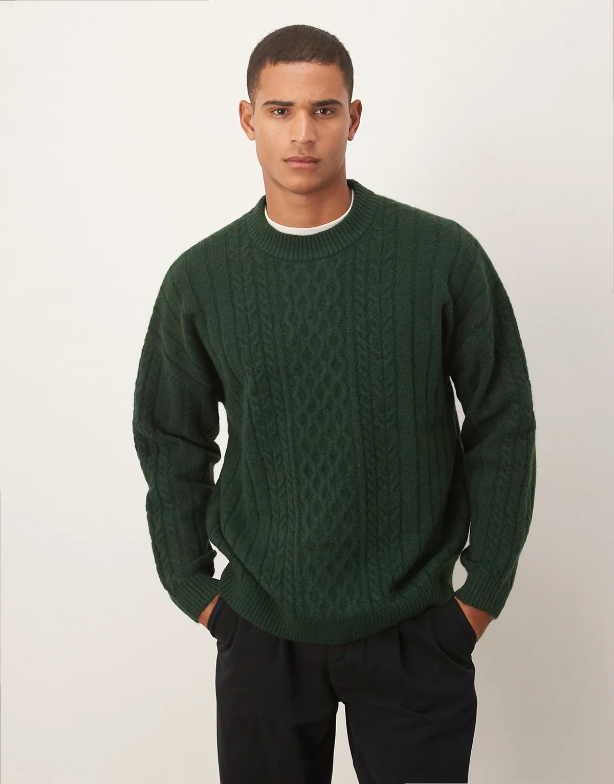 – Oversize-Strickpullover in Dunkelgrün mit Zopfmuster und Rundhalsausschnitt
