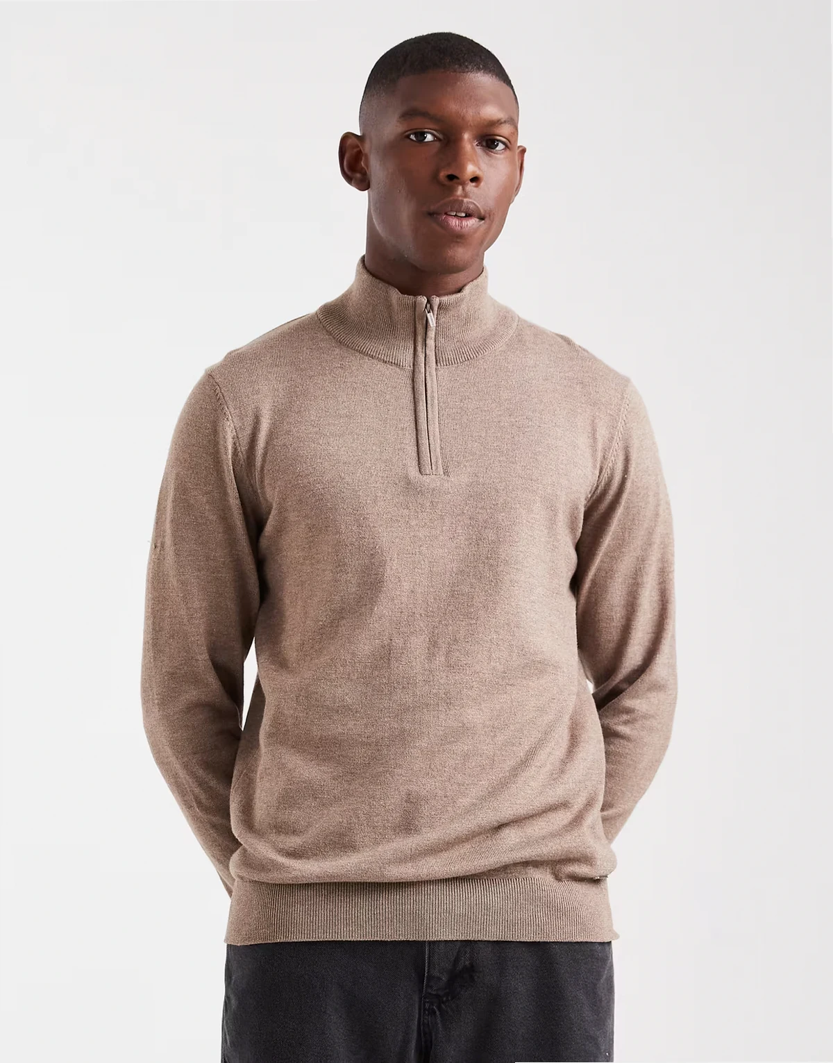 – Szarobrązowy sweter dzianinowy z suwakiem pod szyją