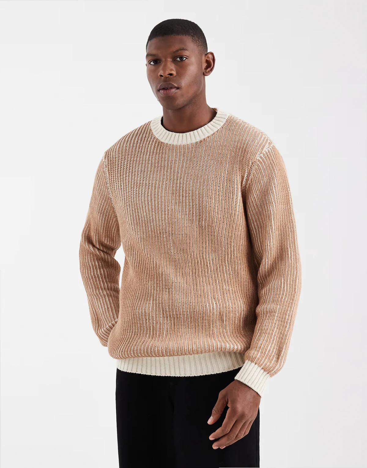 – Locker geschnittener Pullover aus plattiertem Rippstrick in Steinbeige mit Rundhalsausschnitt