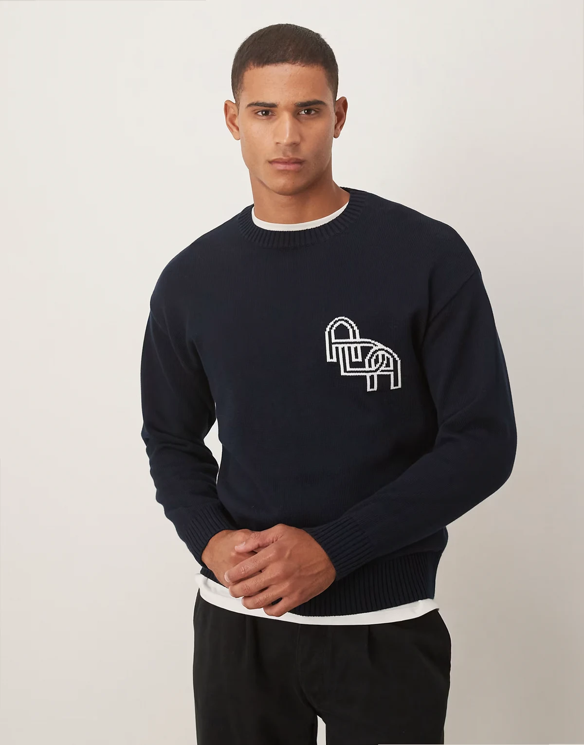 – Pilo – Strickpullover in Marineblau mit Kettenmotiv