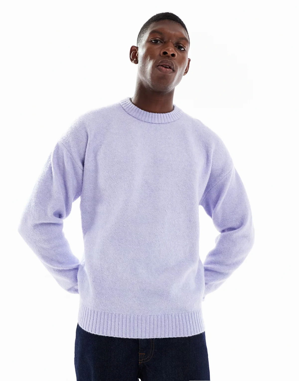 – Flauschiger Oversize-Pullover in Flieder mit Rundhalsausschnitt