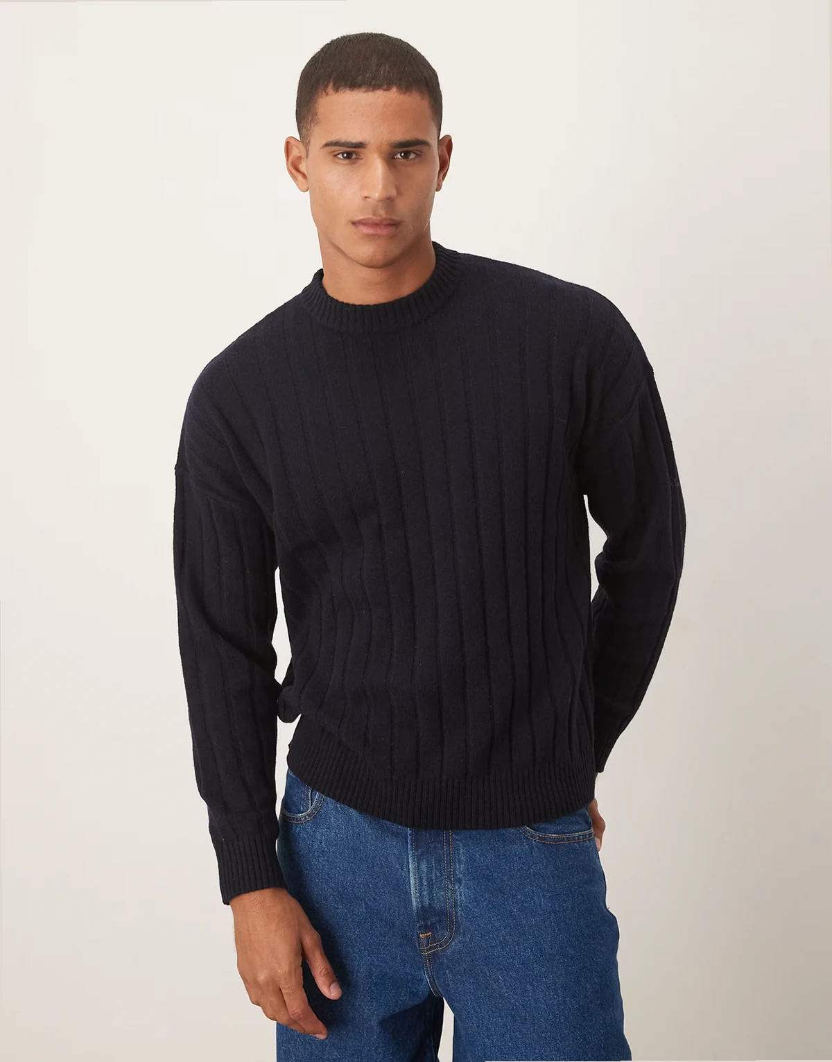 – Gerippter Oversize-Strickpullover aus Lammwolle in dunklem Marineblau mit Rundhalsausschnitt