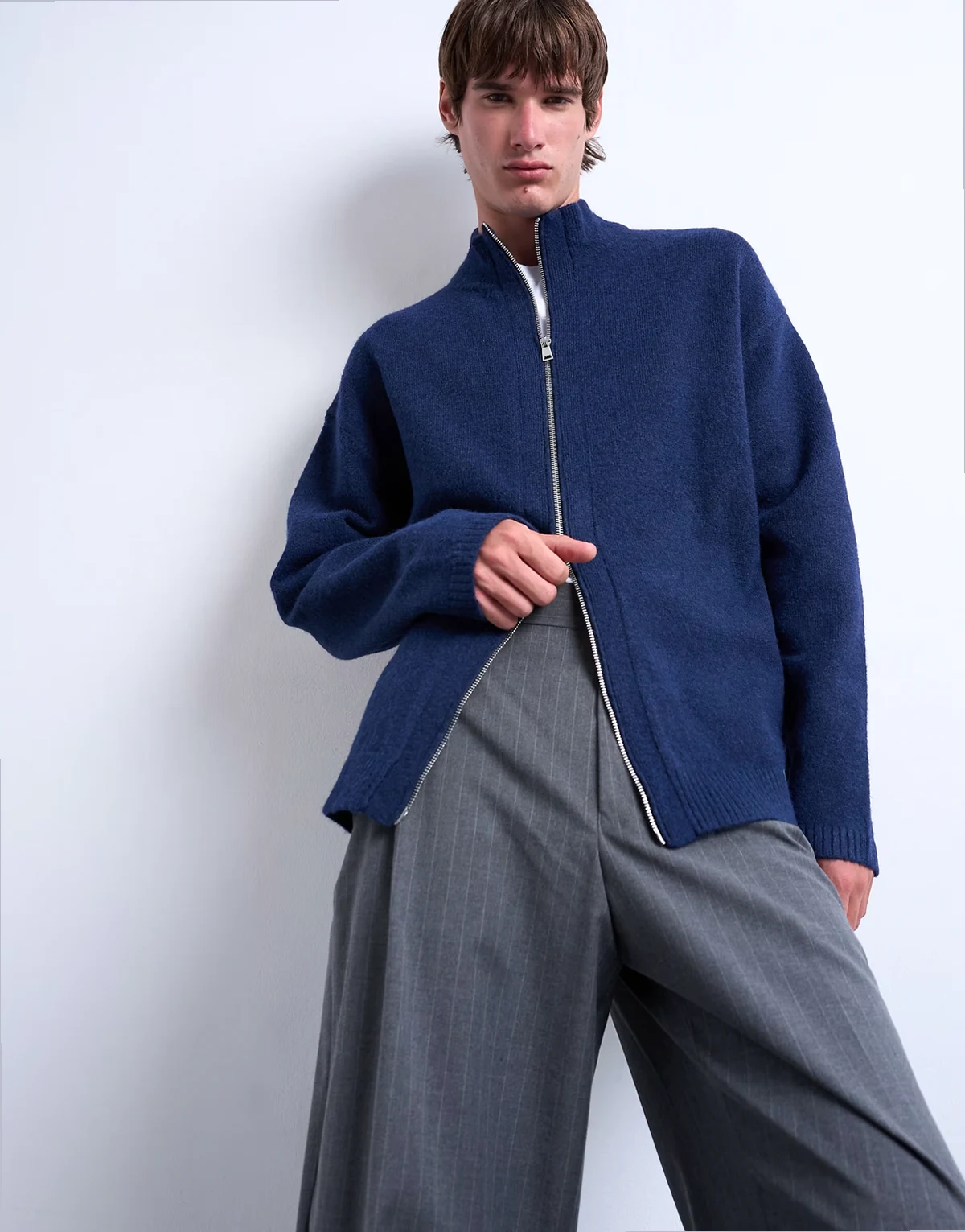 – Strickjacke in Marineblau mit Doppel-Reißverschluss und Trichterkragen