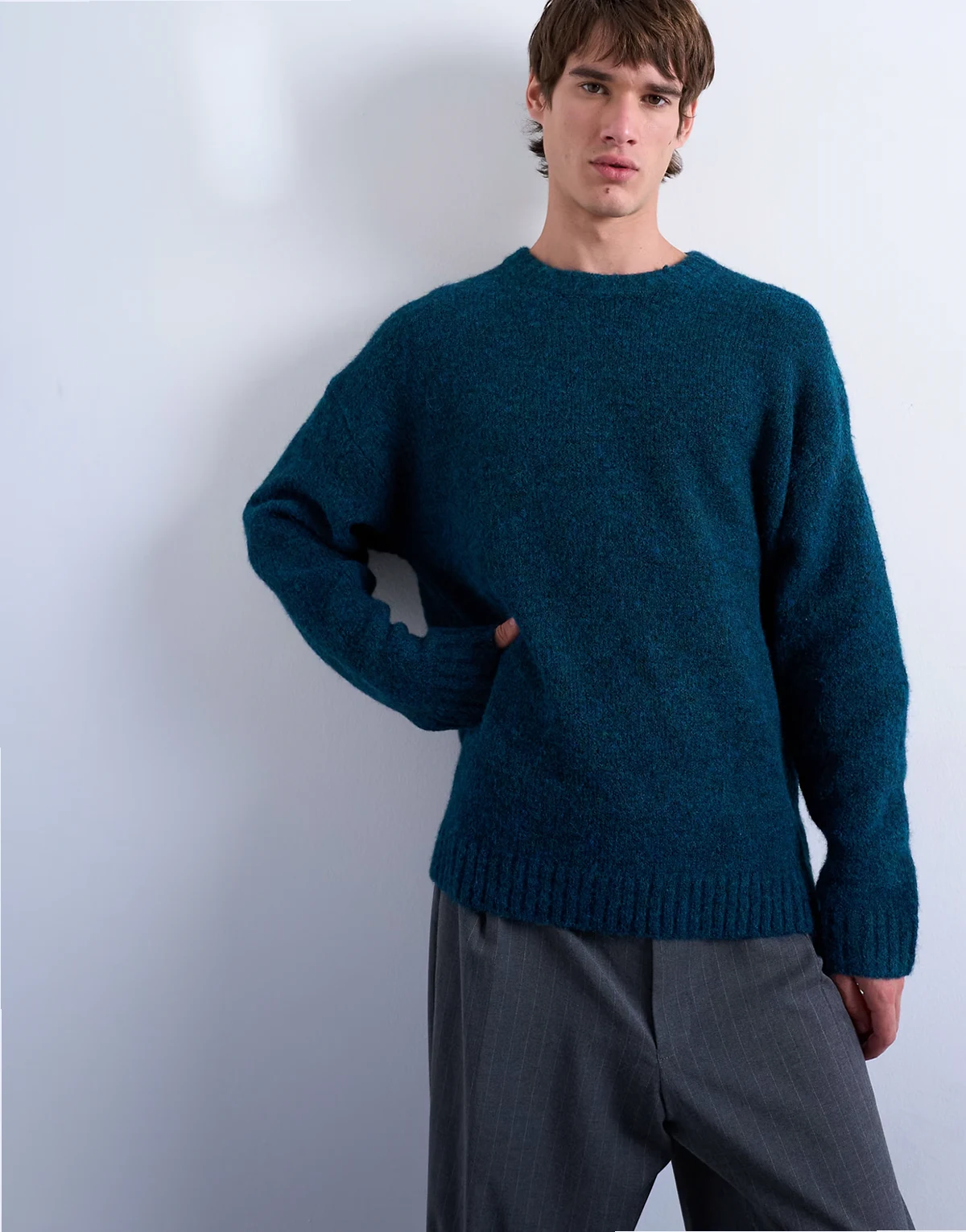 – Lockerer Strickpullover in Dunkelblau mit Rundhalsausschnitt