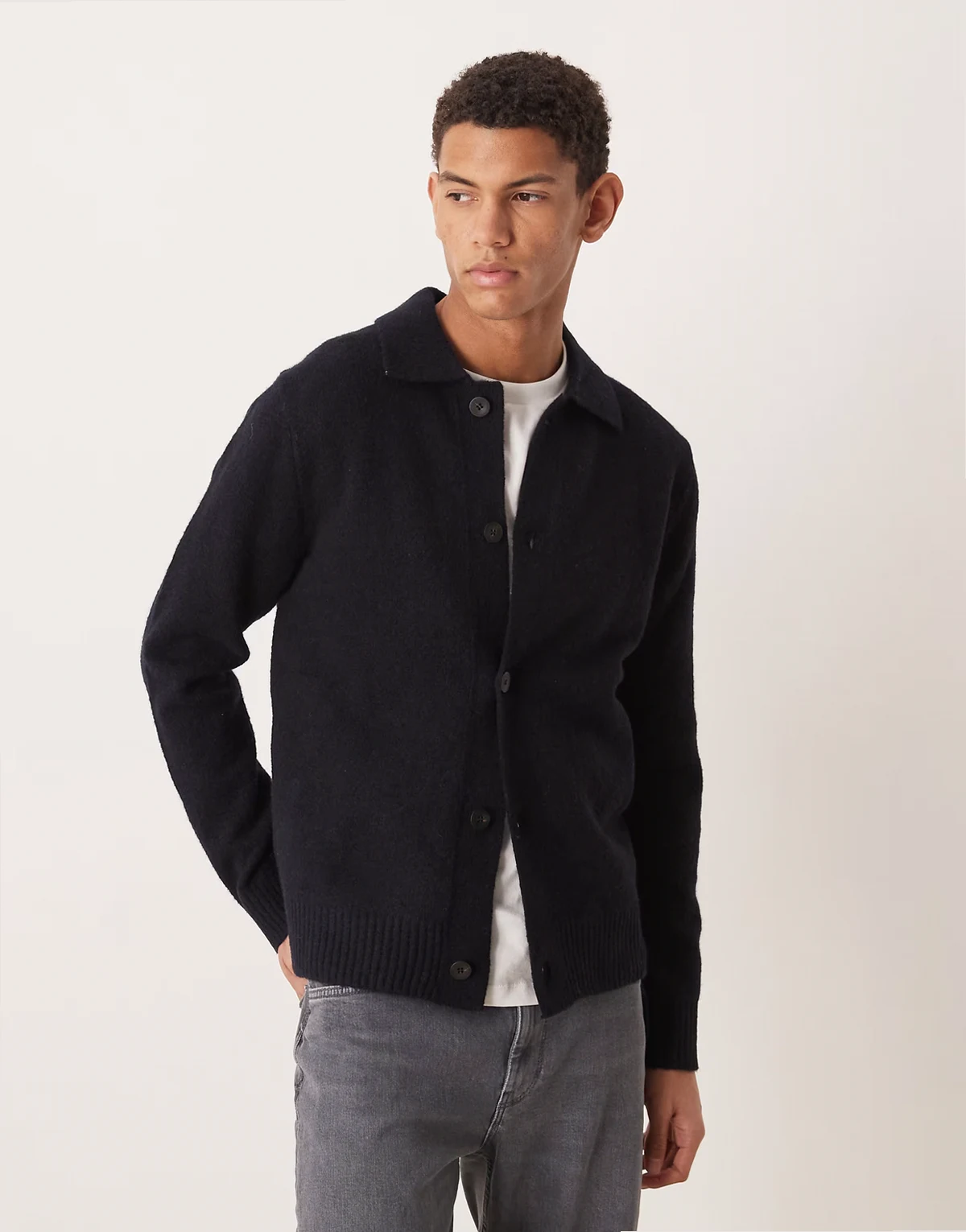 – Niebieski dzianinowy kardigan z kołnierzykiem