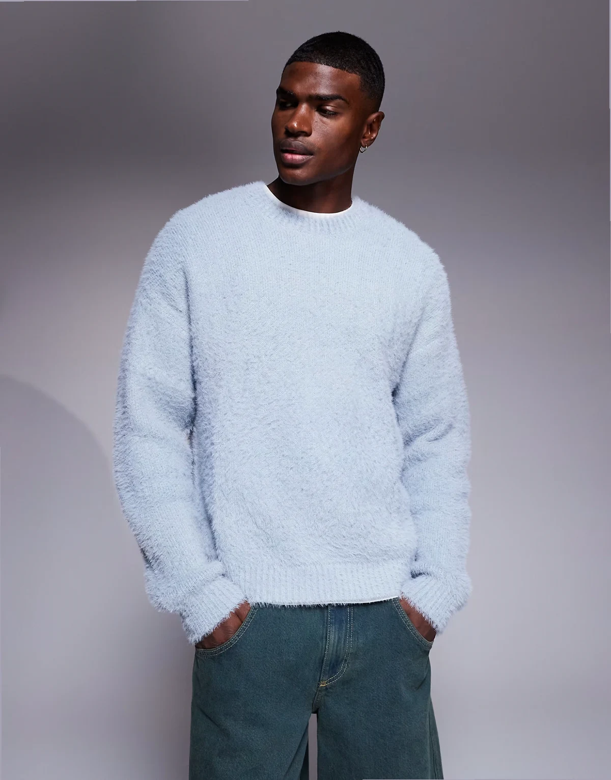 – Locker geschnittener, flauschiger Strickpullover in Blau mit Rundhalsausschnitt