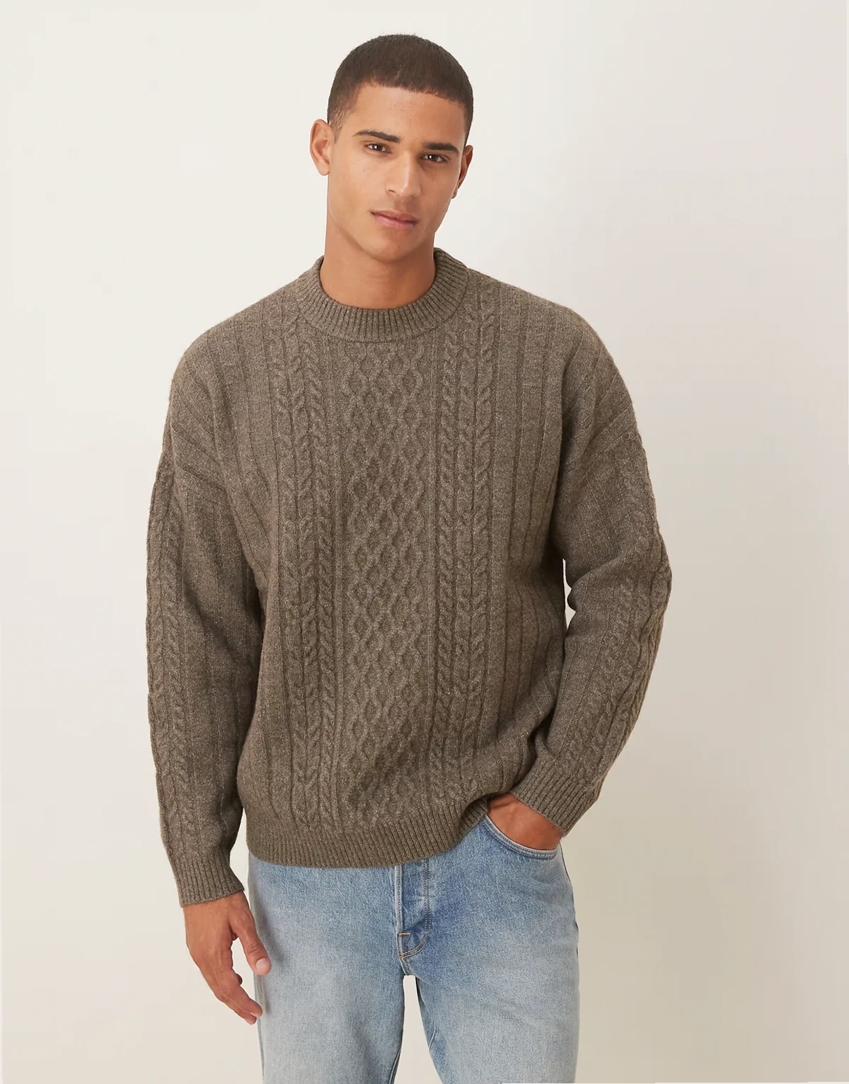 – Oversize-Strickpullover in meliertem Braun mit Zopfmuster und Rundhalsausschnitt