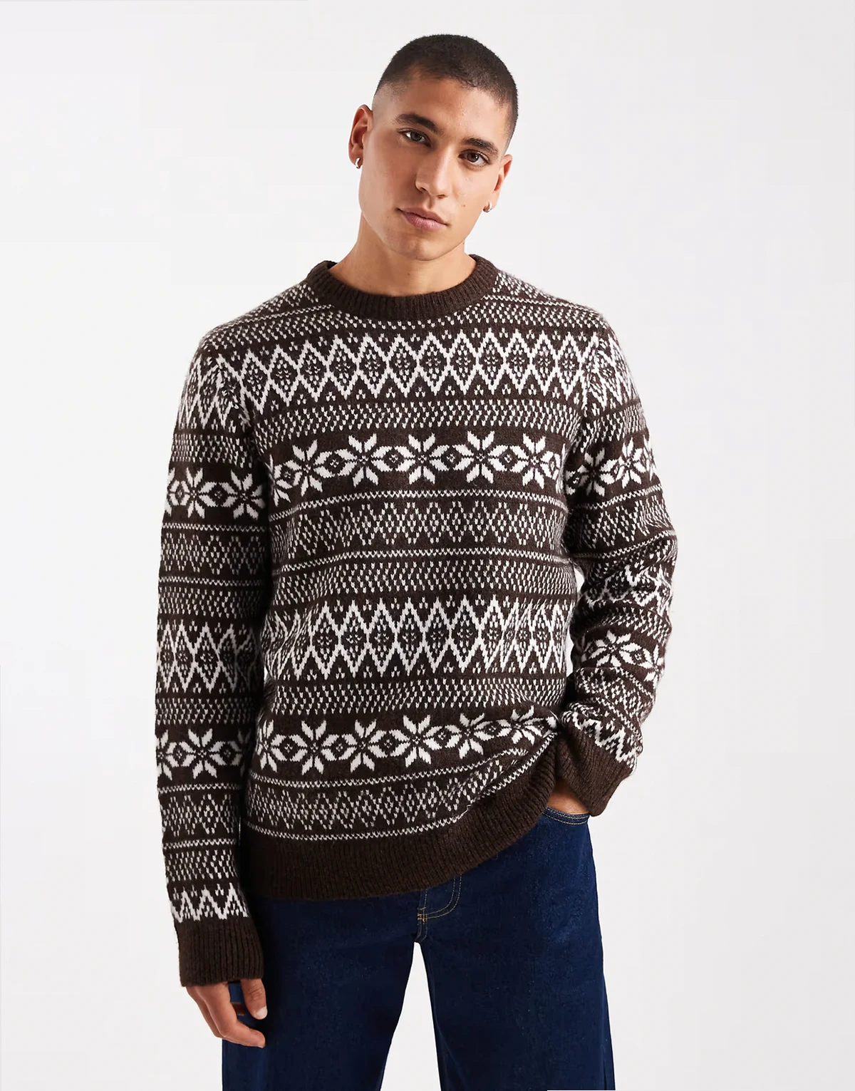 – czekoladowobrązowy sweter z okrągłym dekoltem i skandynawskim wzorem